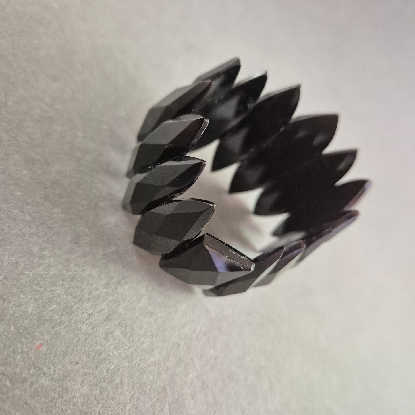 Schwarzes Statement-Armband – Modernes Design mit facettierten Elementen