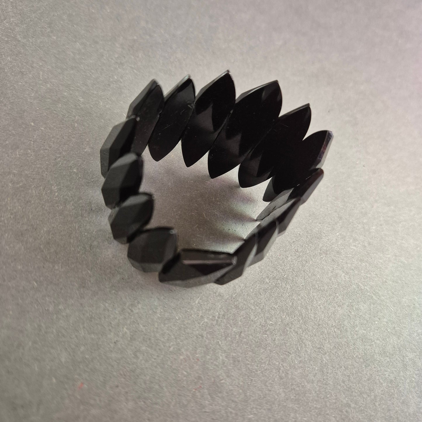 Schwarzes Statement-Armband – Modernes Design mit facettierten Elementen