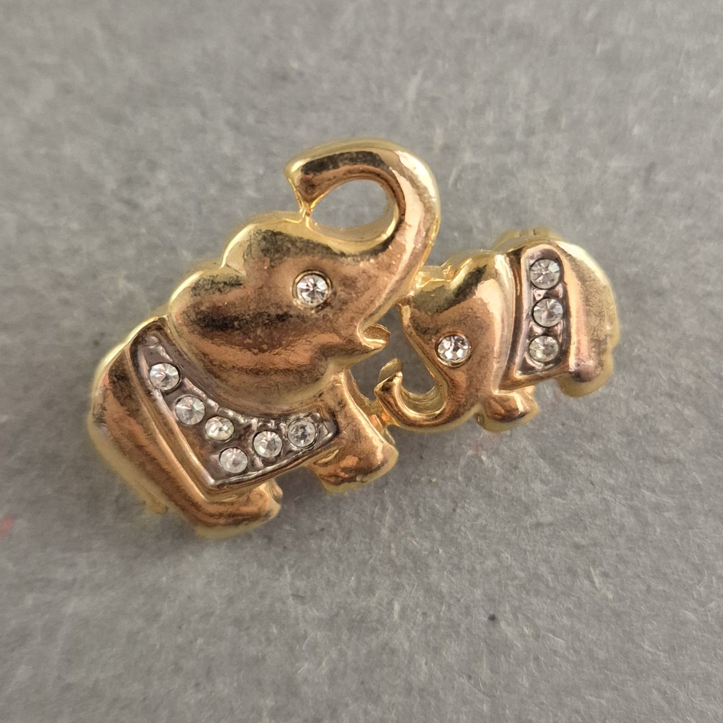 Goldene Elefanten-Brosche mit Strass – Symbol für Glück und Eleganz