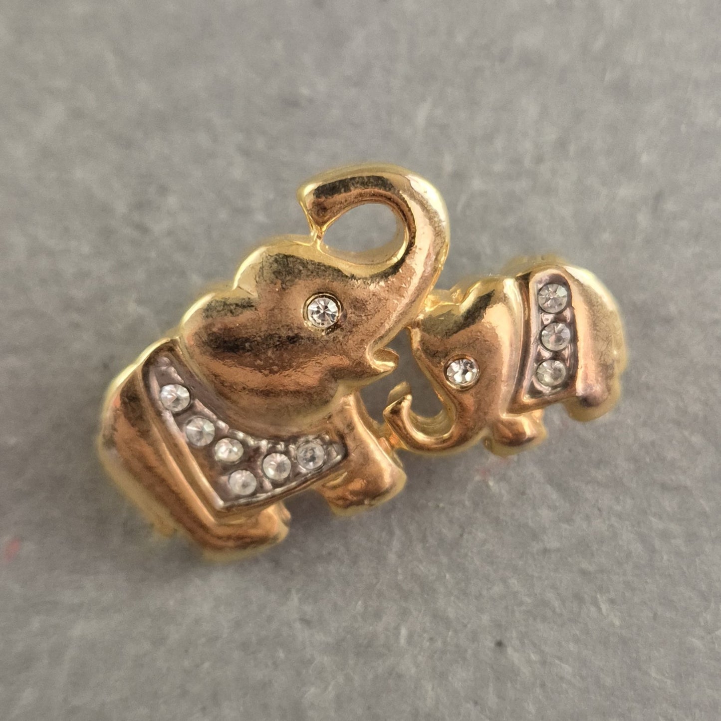 Goldene Elefanten-Brosche mit Strass – Symbol für Glück und Eleganz