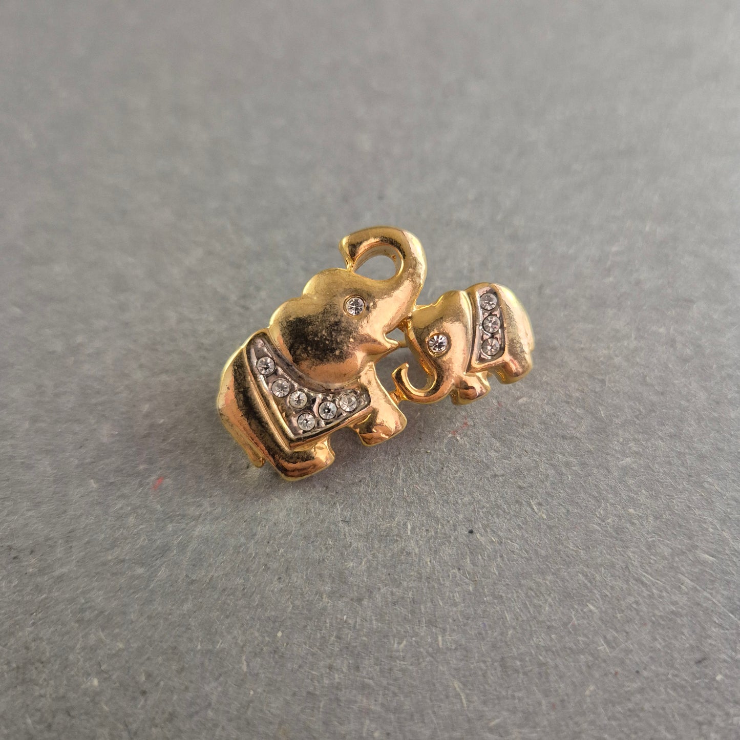 Goldene Elefanten-Brosche mit Strass – Symbol für Glück und Eleganz