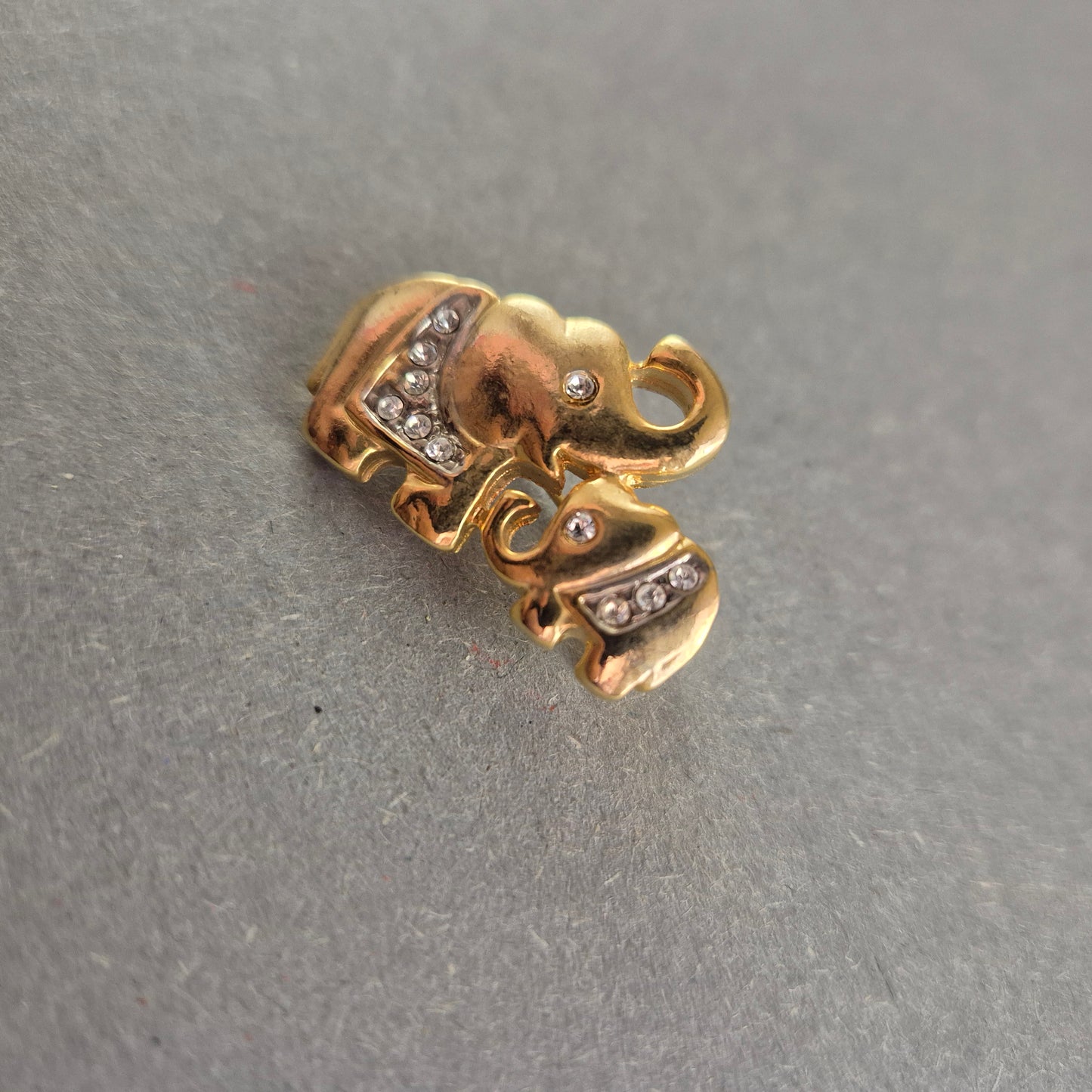 Goldene Elefanten-Brosche mit Strass – Symbol für Glück und Eleganz