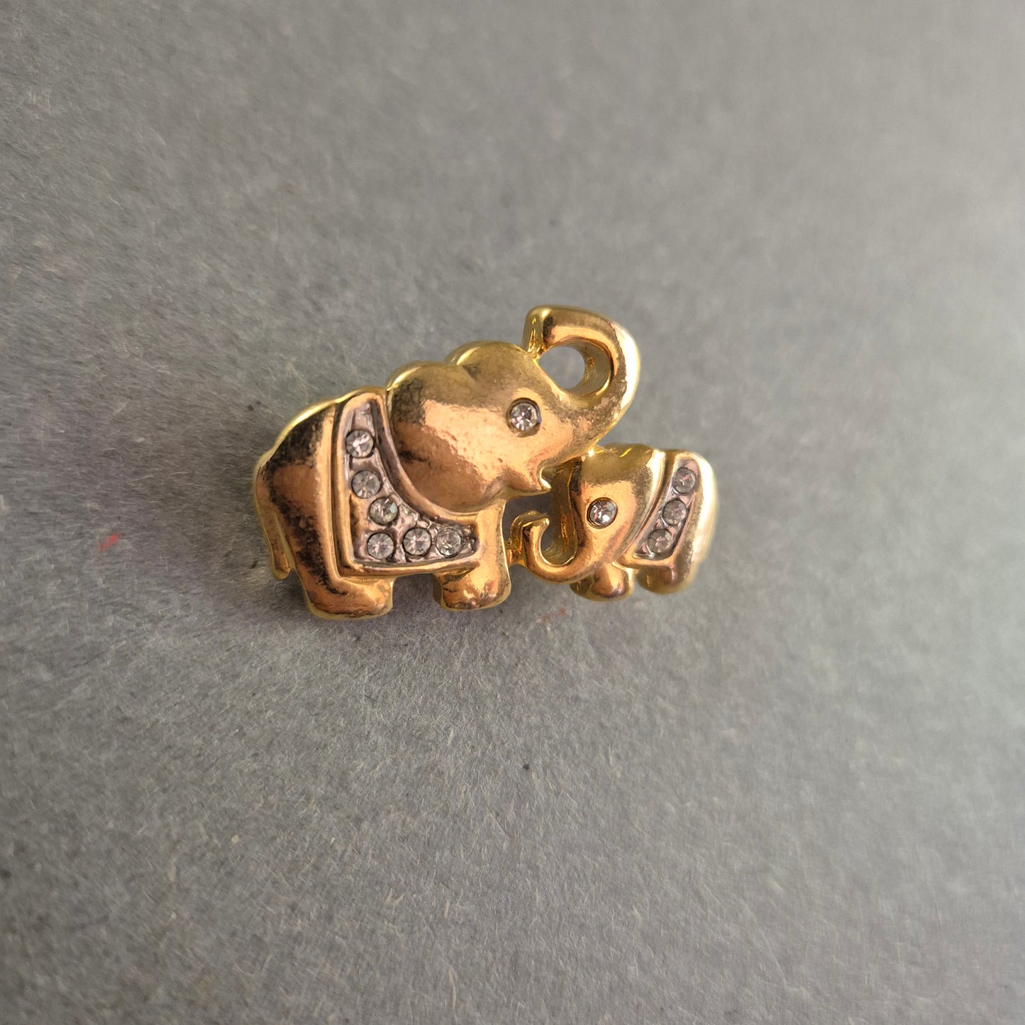 Goldene Elefanten-Brosche mit Strass – Symbol für Glück und Eleganz