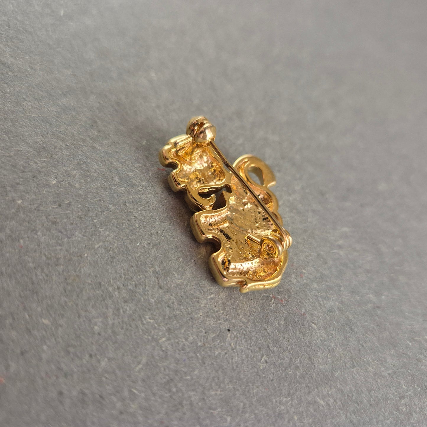 Goldene Elefanten-Brosche mit Strass – Symbol für Glück und Eleganz