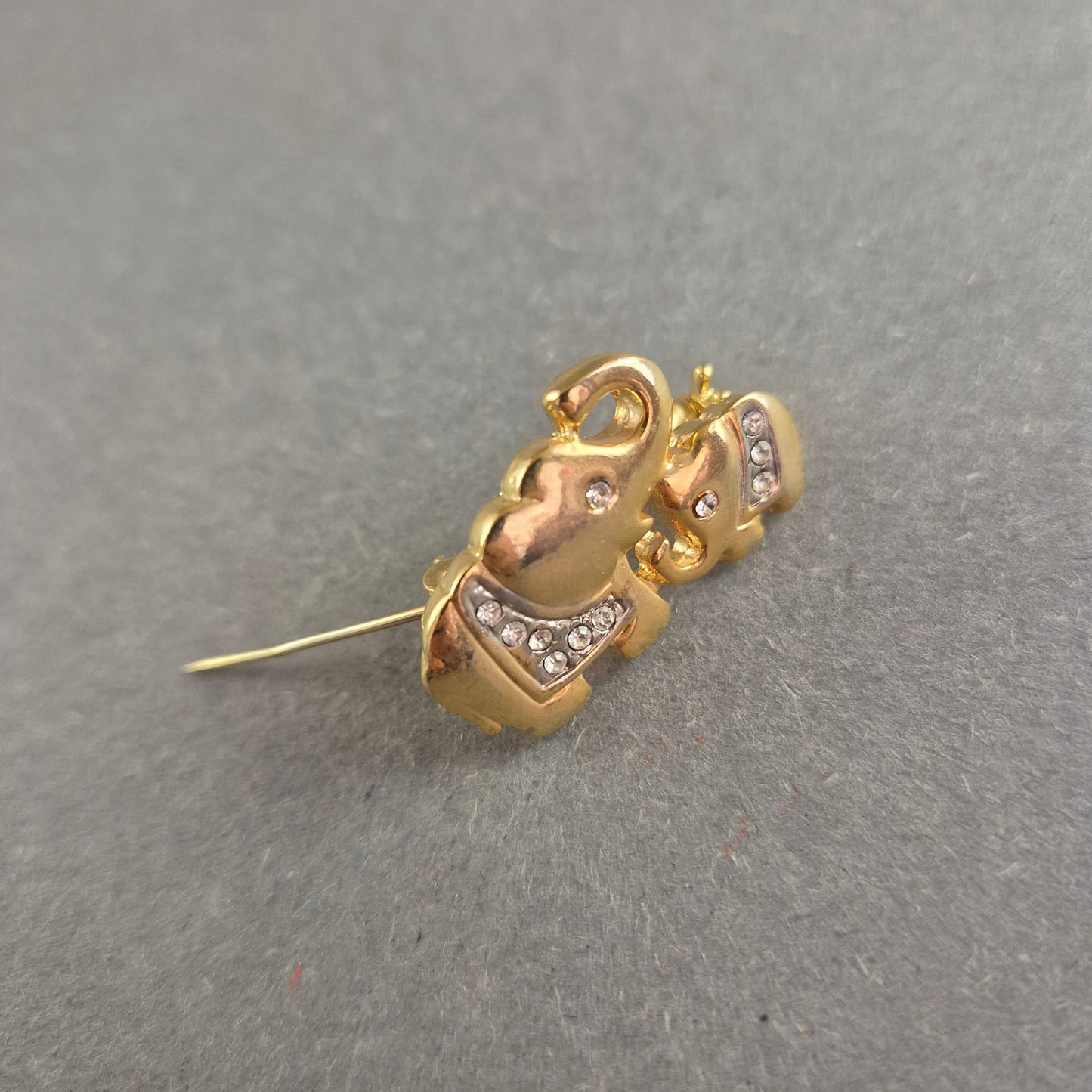 Goldene Elefanten-Brosche mit Strass – Symbol für Glück und Eleganz