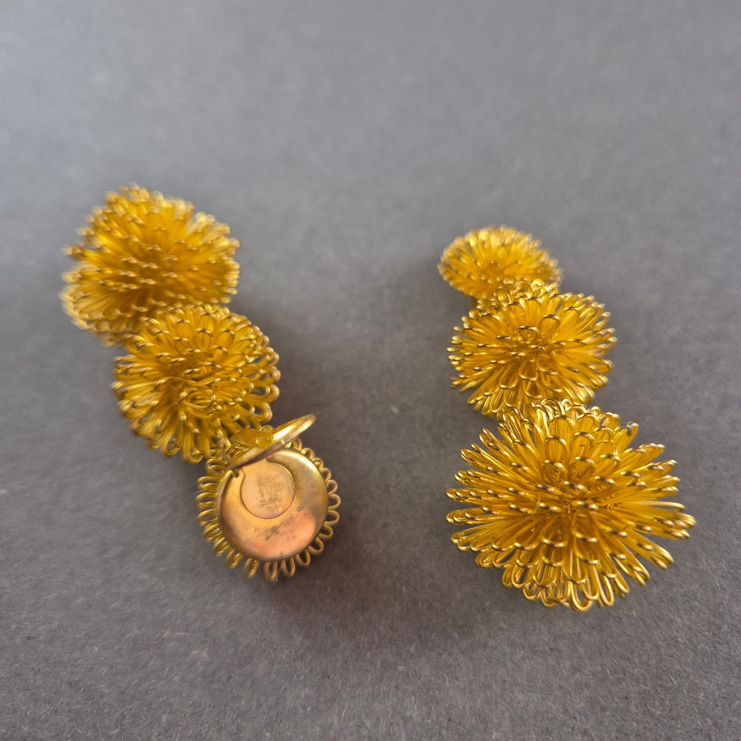 Elegante goldene Clip-Ohrringe – Florales Design mit Vintage-Charme