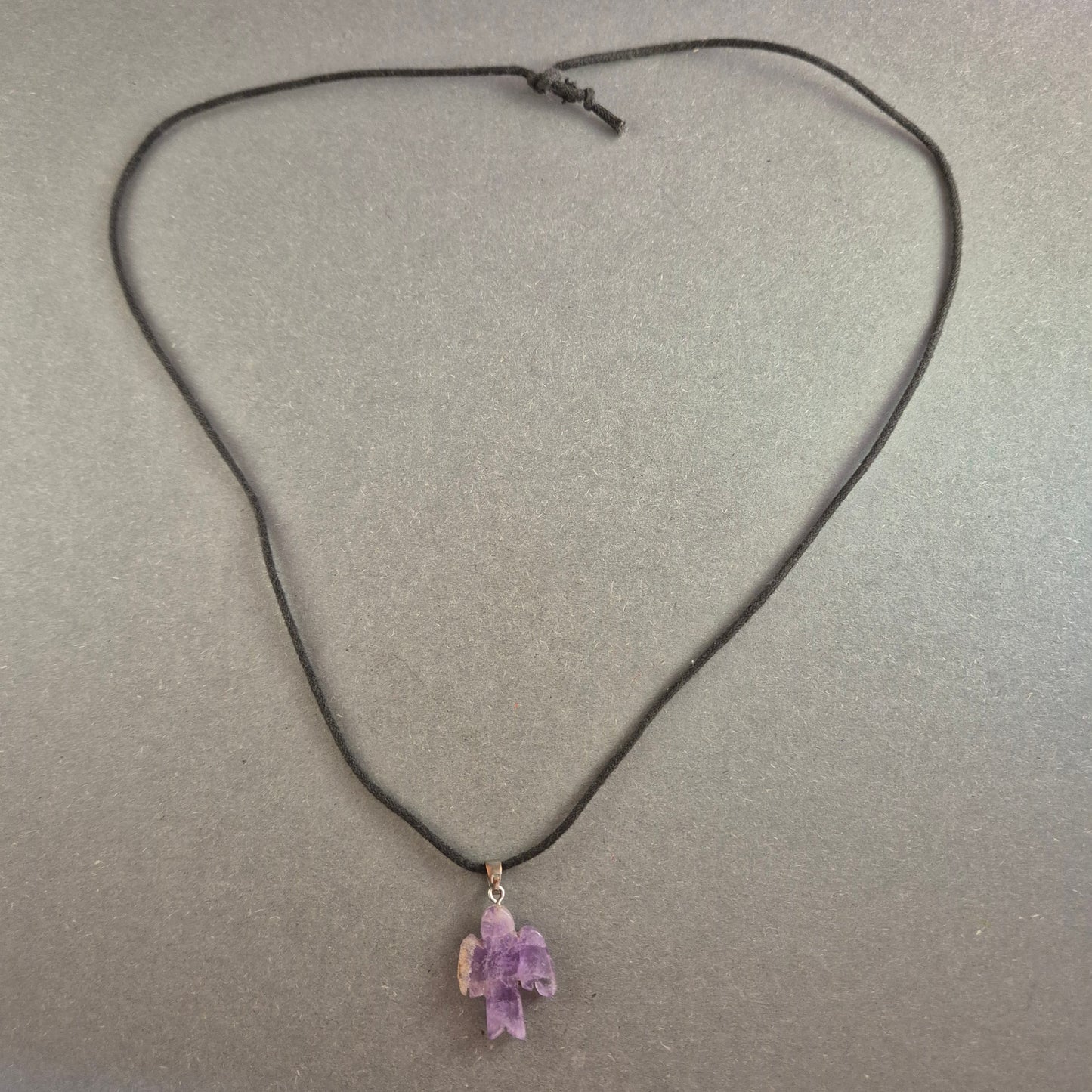 Handgefertigte Amethyst-Halskette – Spirituelles Design mit Engel-Anhänger