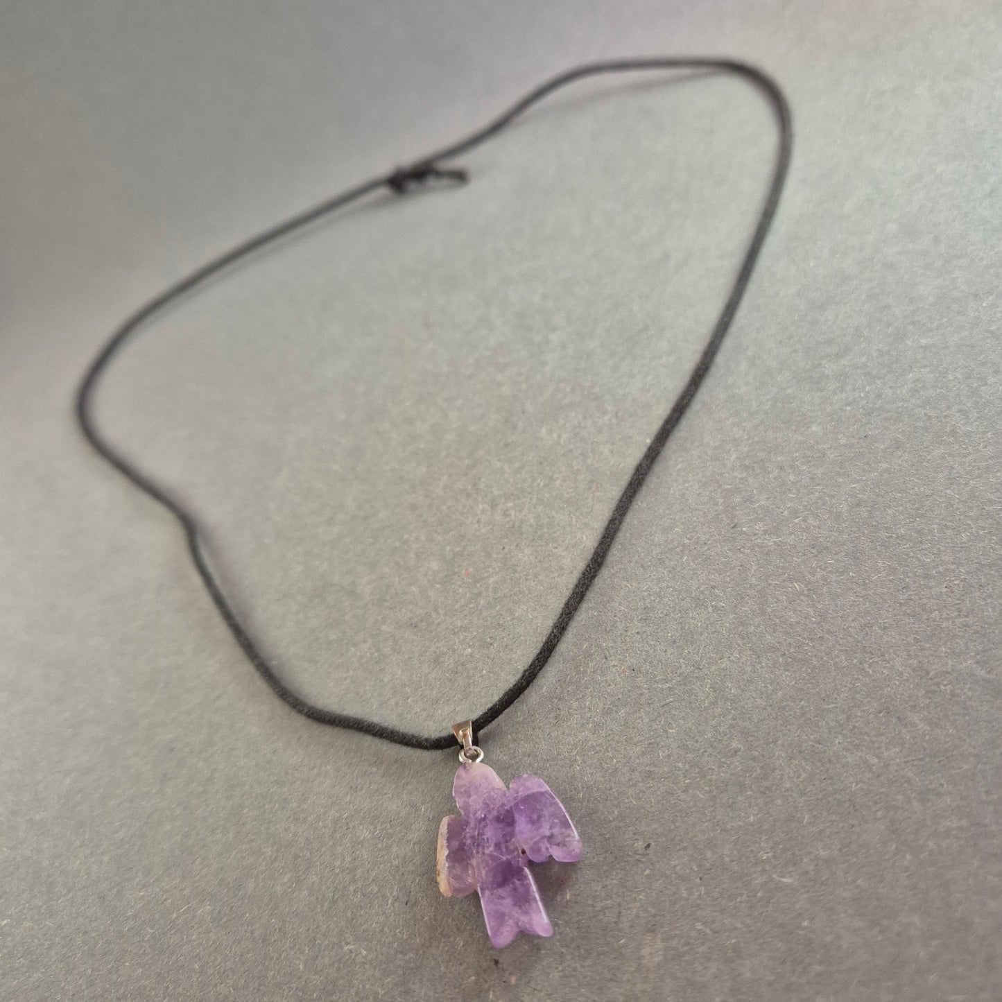 Handgefertigte Amethyst-Halskette – Spirituelles Design mit Engel-Anhänger