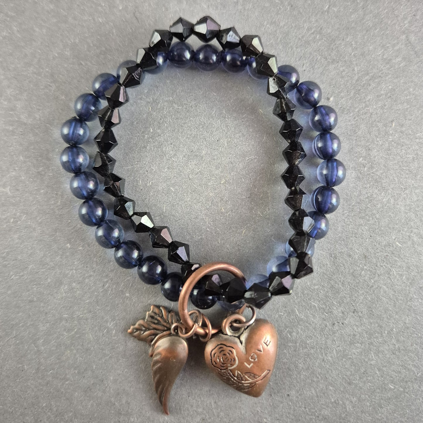 Elastisches Perlenarmband-Set – Dunkelblau & Schwarz mit Vintage-Charms