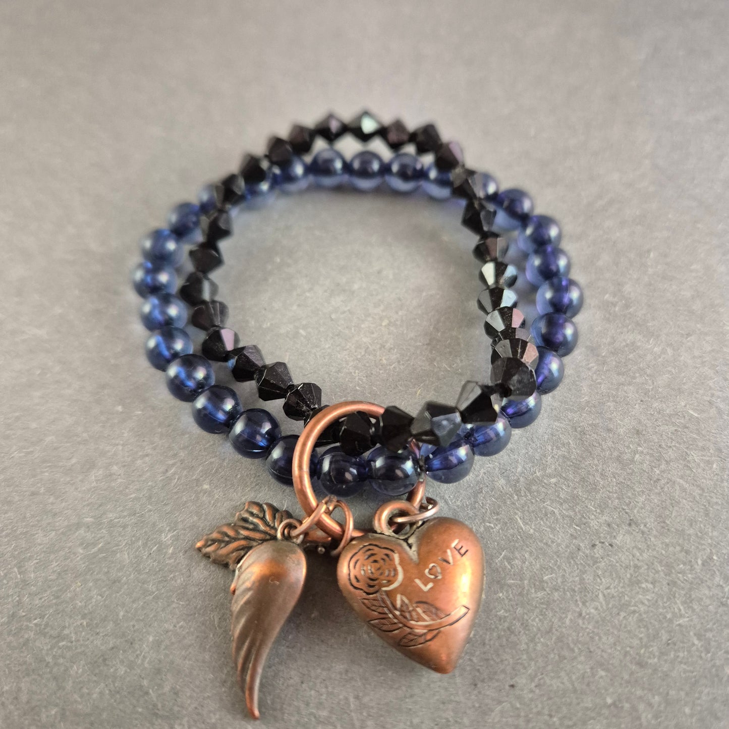 Elastisches Perlenarmband-Set – Dunkelblau & Schwarz mit Vintage-Charms