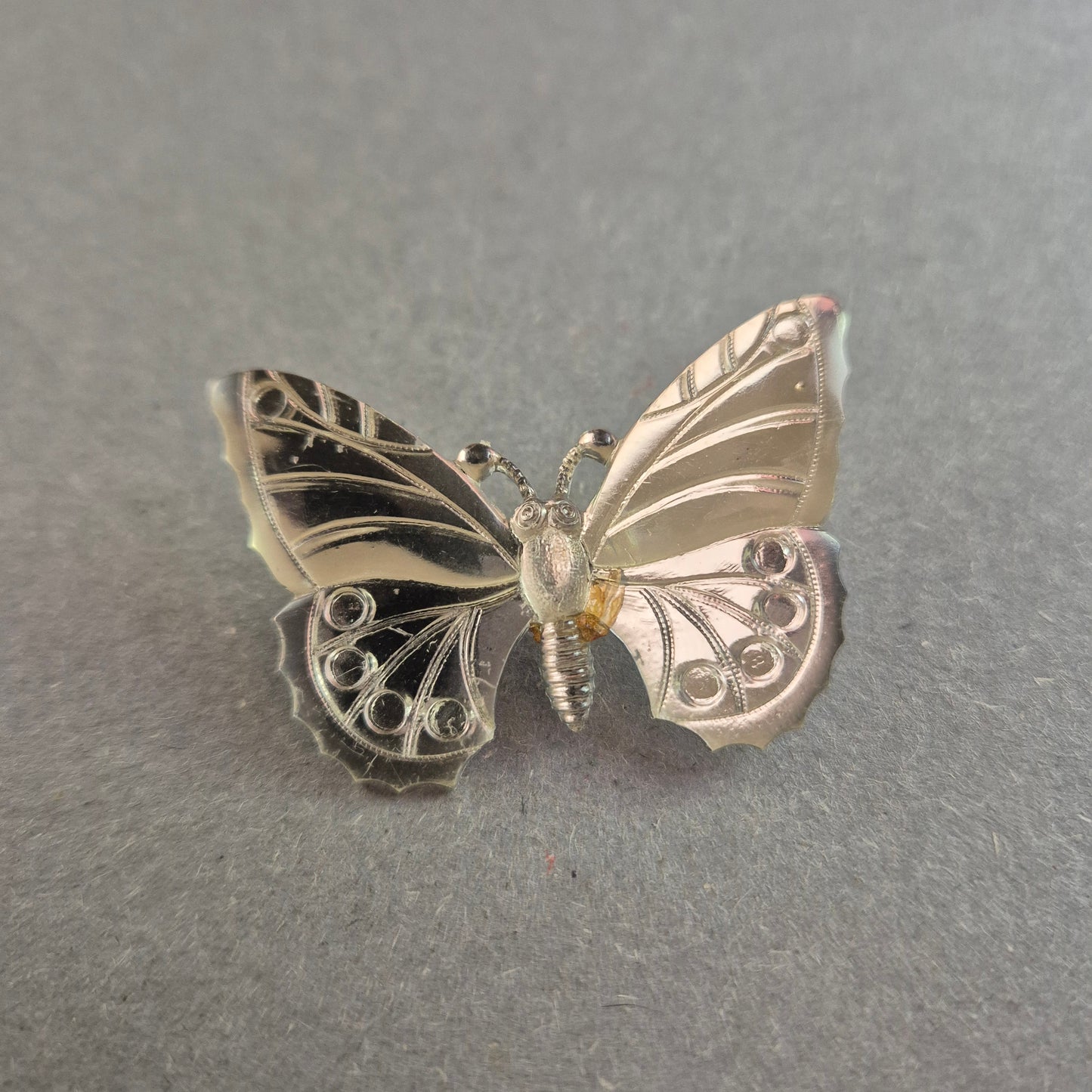 Vintage Schmetterlingsbrosche – Verspieltes Design in Silberoptik