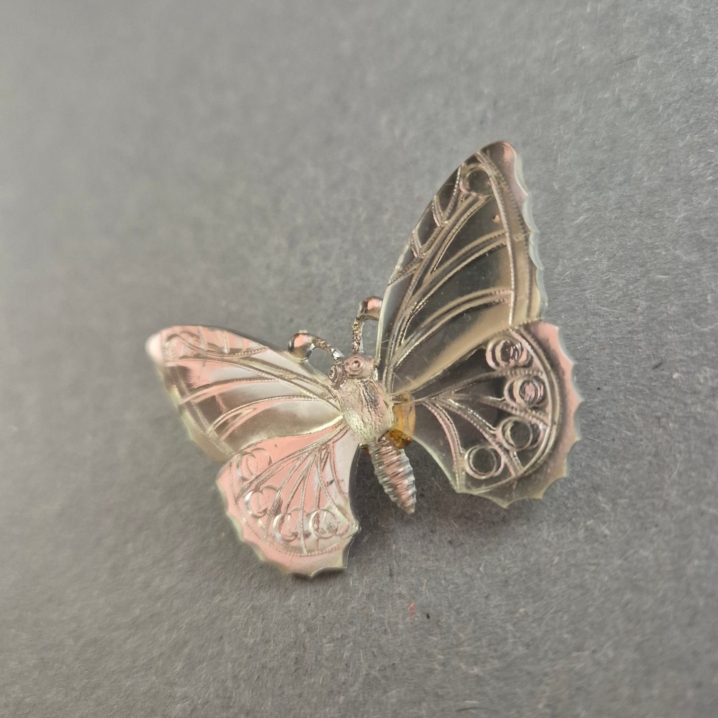Vintage Schmetterlingsbrosche – Verspieltes Design in Silberoptik