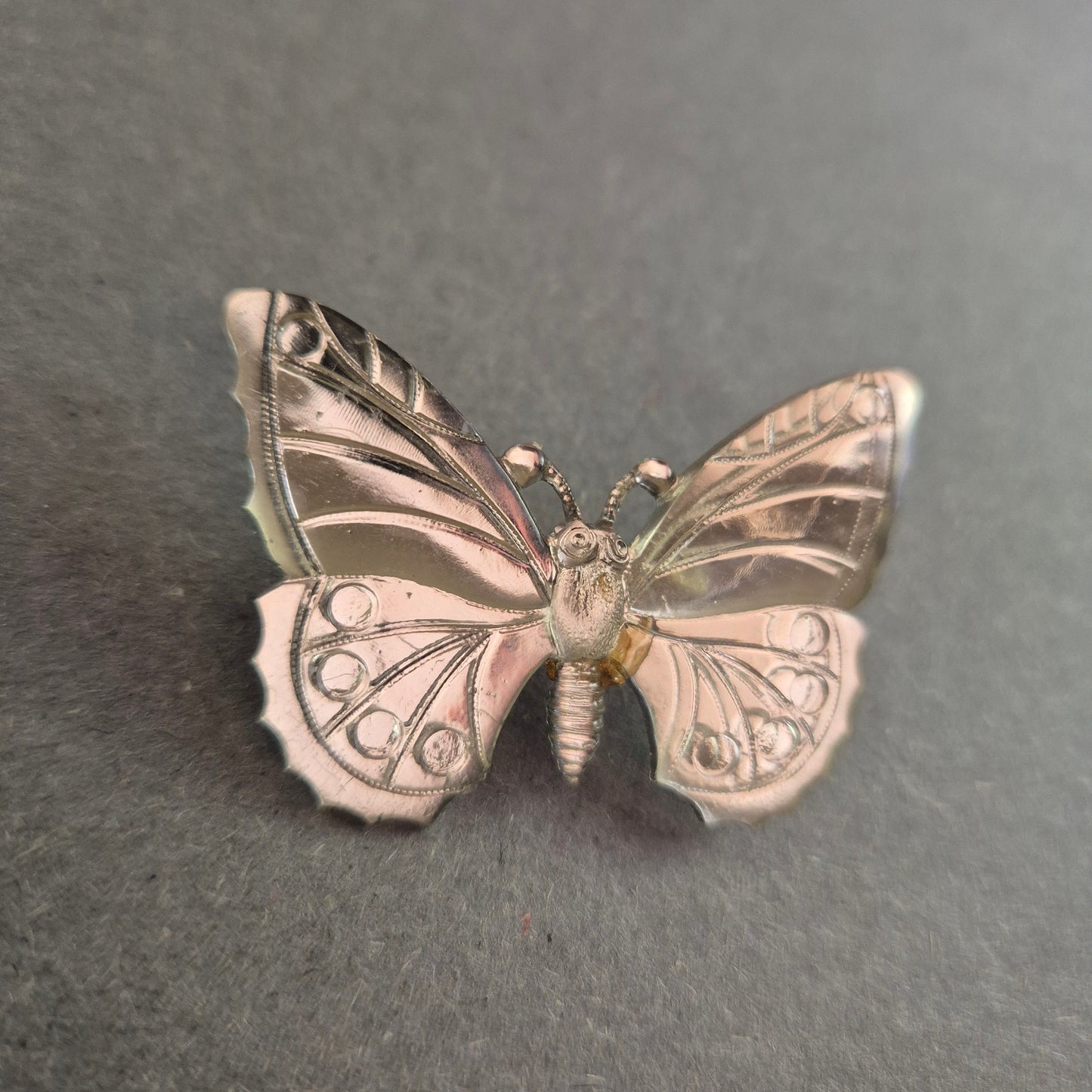 Vintage Schmetterlingsbrosche – Verspieltes Design in Silberoptik
