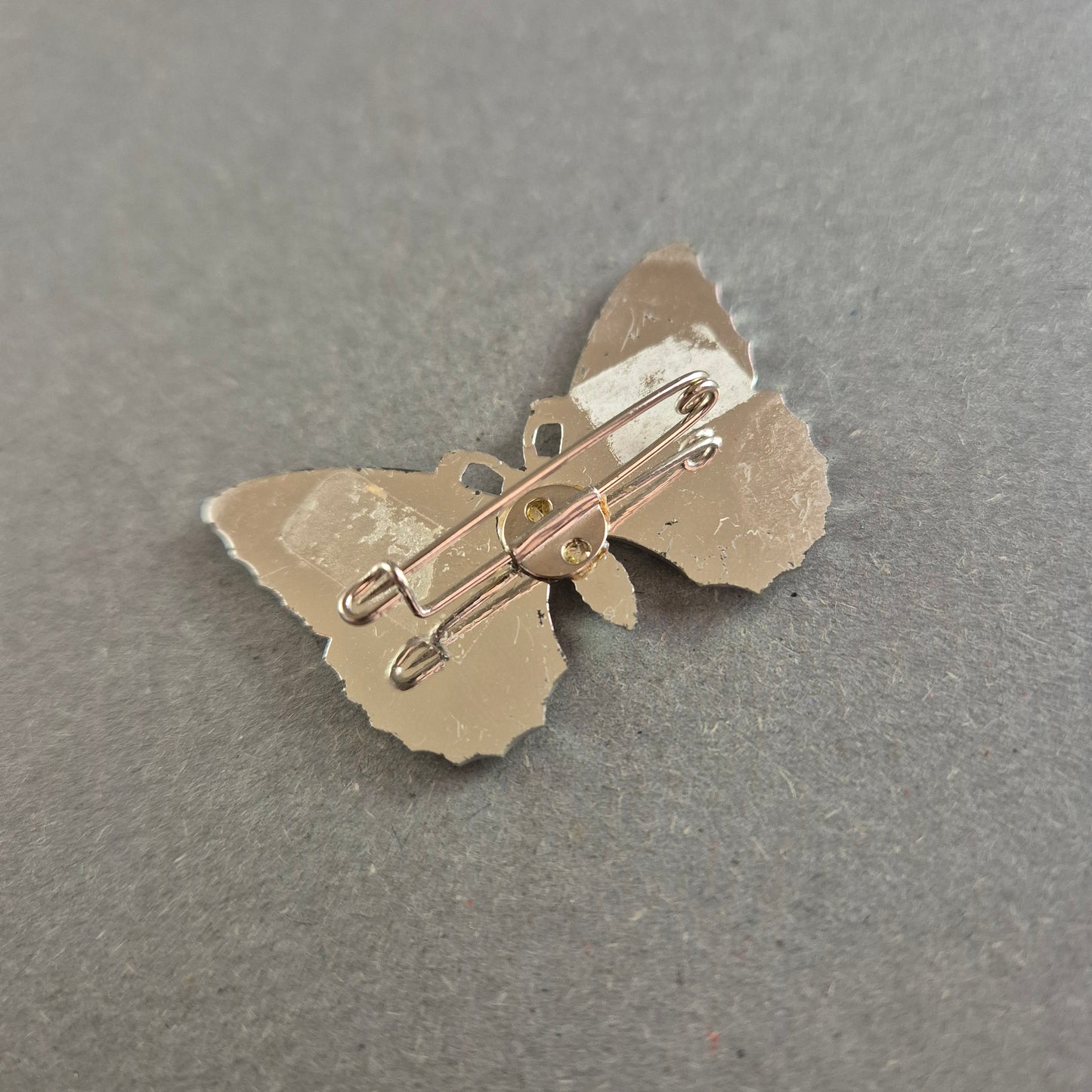 Vintage Schmetterlingsbrosche – Verspieltes Design in Silberoptik