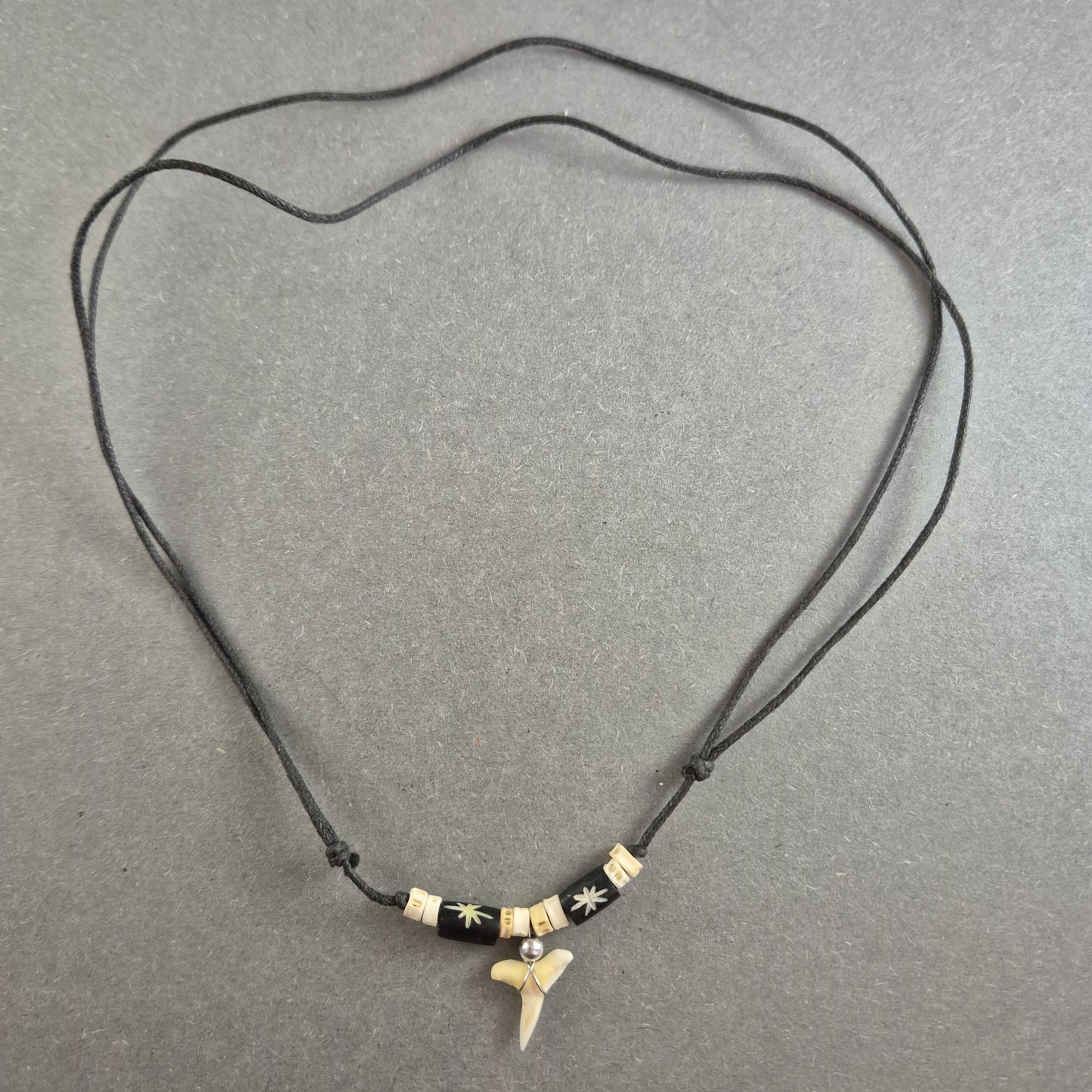 Surfer-Hai Zahn Halskette – Natürlicher Look mit Holzperlen