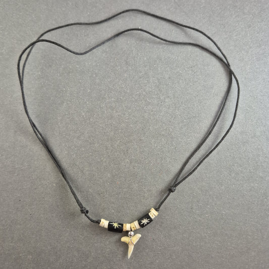 Surfer-Hai Zahn Halskette – Natürlicher Look mit Holzperlen