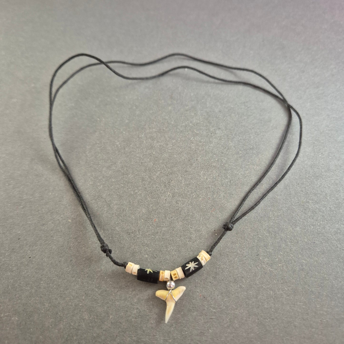 Surfer-Hai Zahn Halskette – Natürlicher Look mit Holzperlen