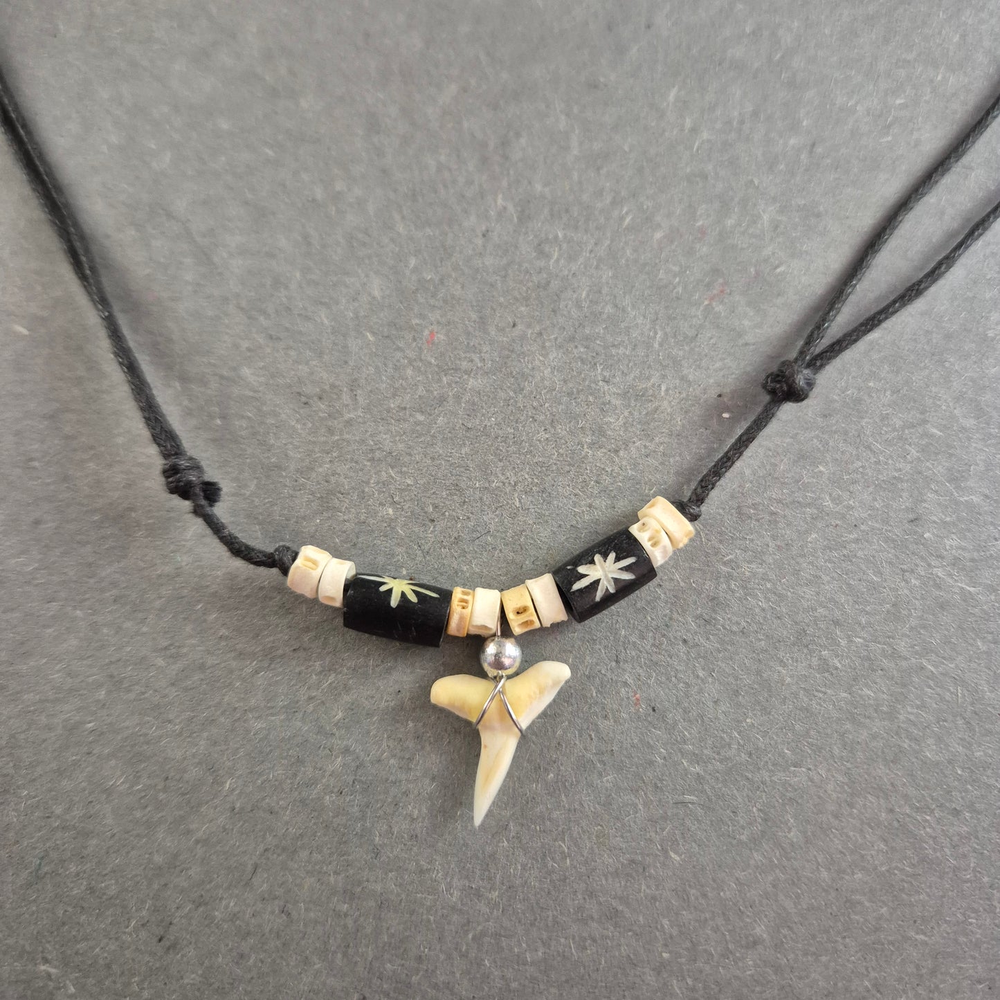 Surfer-Hai Zahn Halskette – Natürlicher Look mit Holzperlen