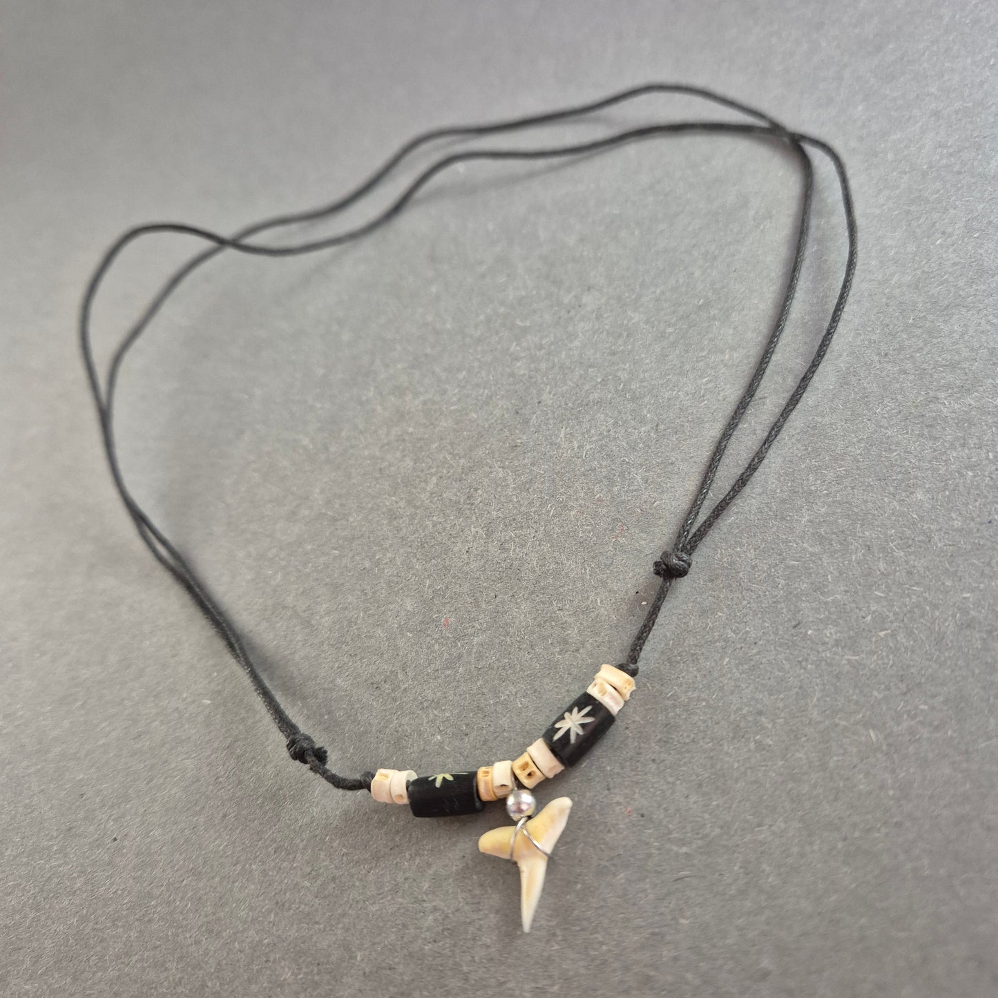 Surfer-Hai Zahn Halskette – Natürlicher Look mit Holzperlen