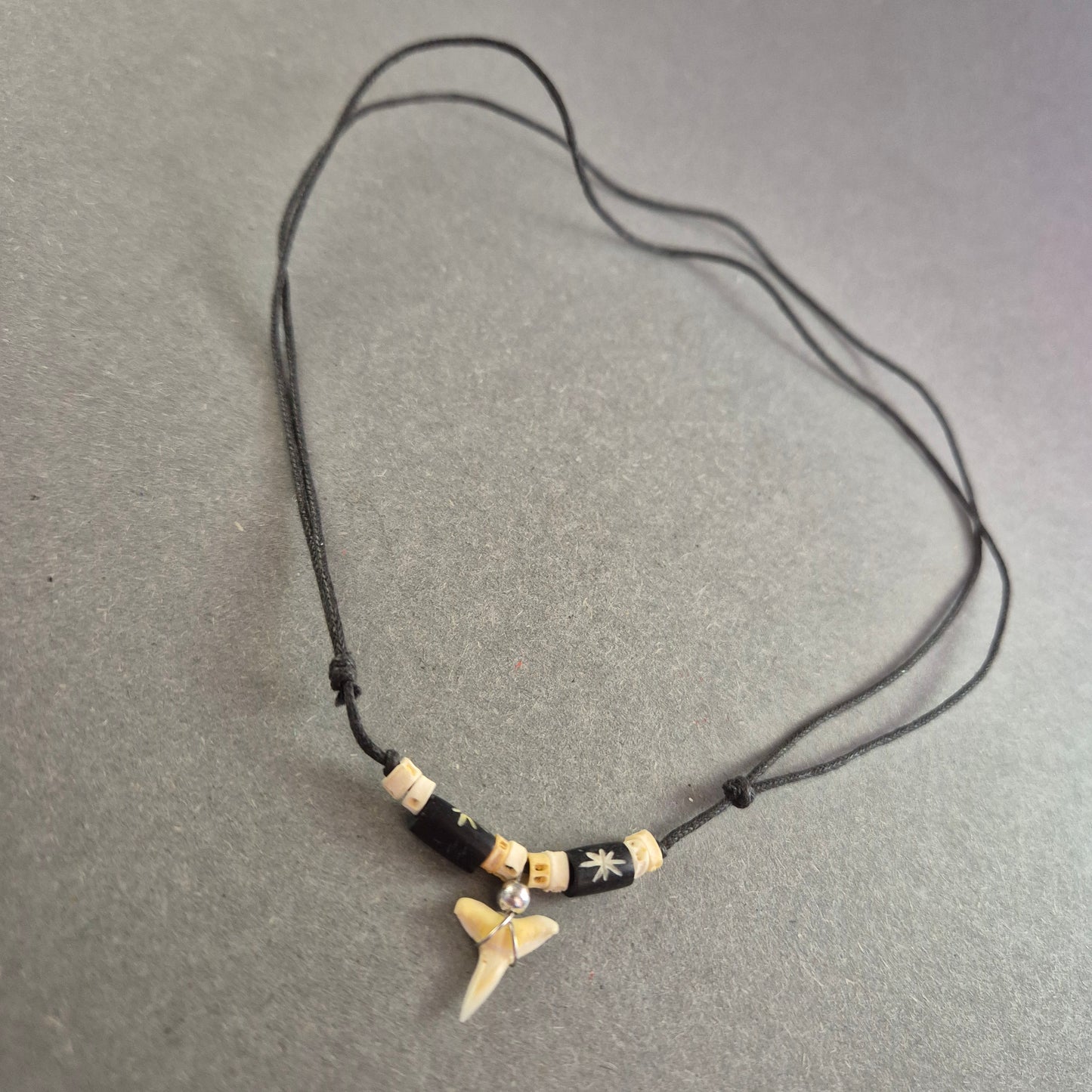 Surfer-Hai Zahn Halskette – Natürlicher Look mit Holzperlen