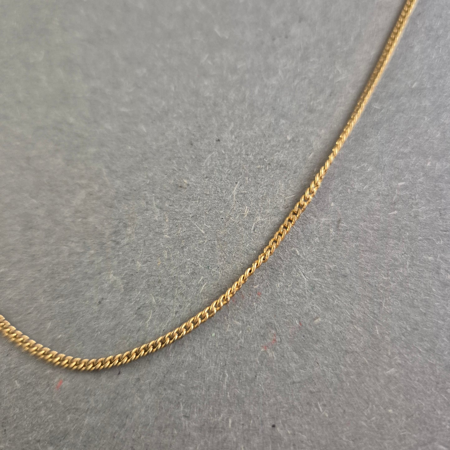 Feine goldfarbene Halskette – Klassisches Design für jeden Anlass