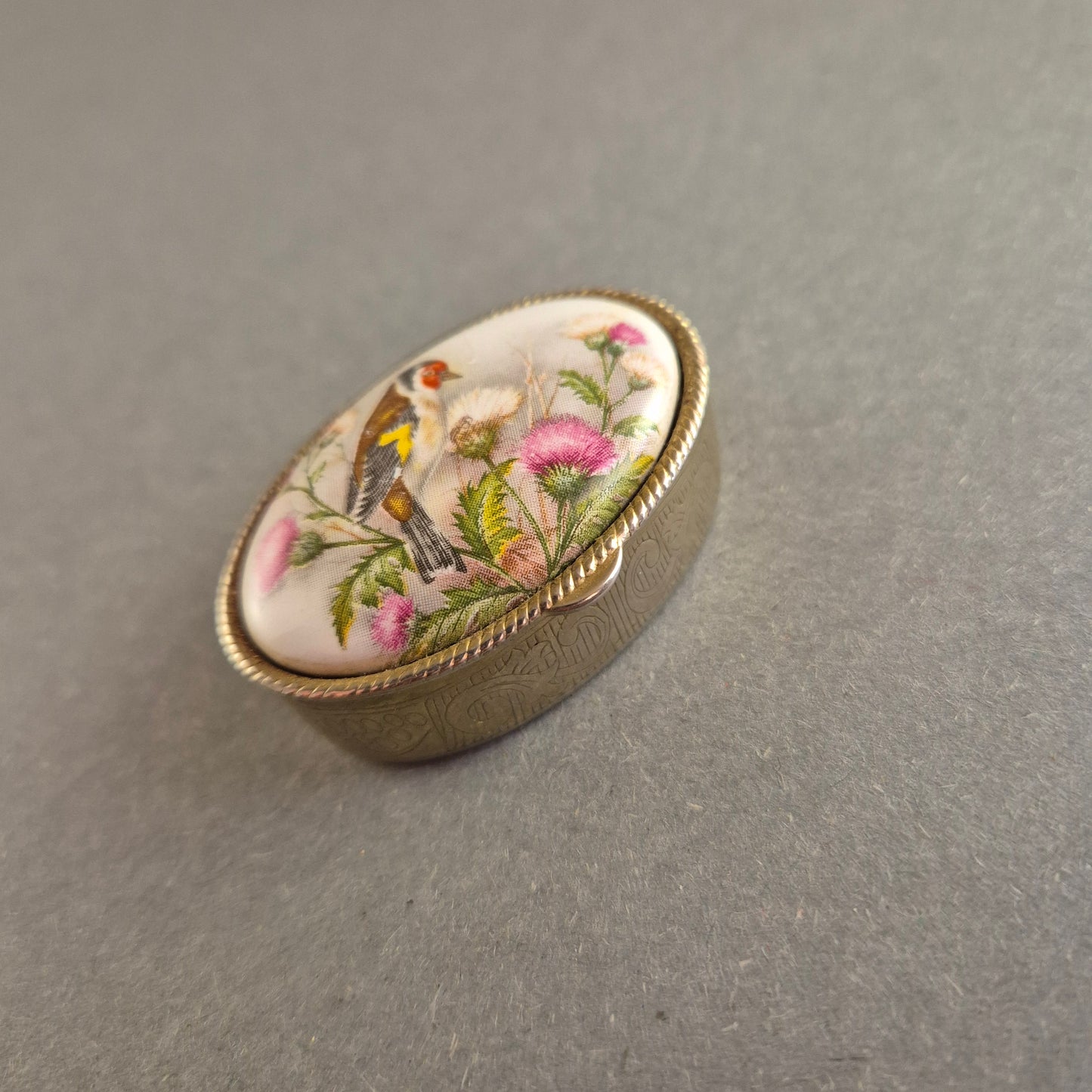 Antike Pillendose – Verspieltes Design mit Vogelmotiv