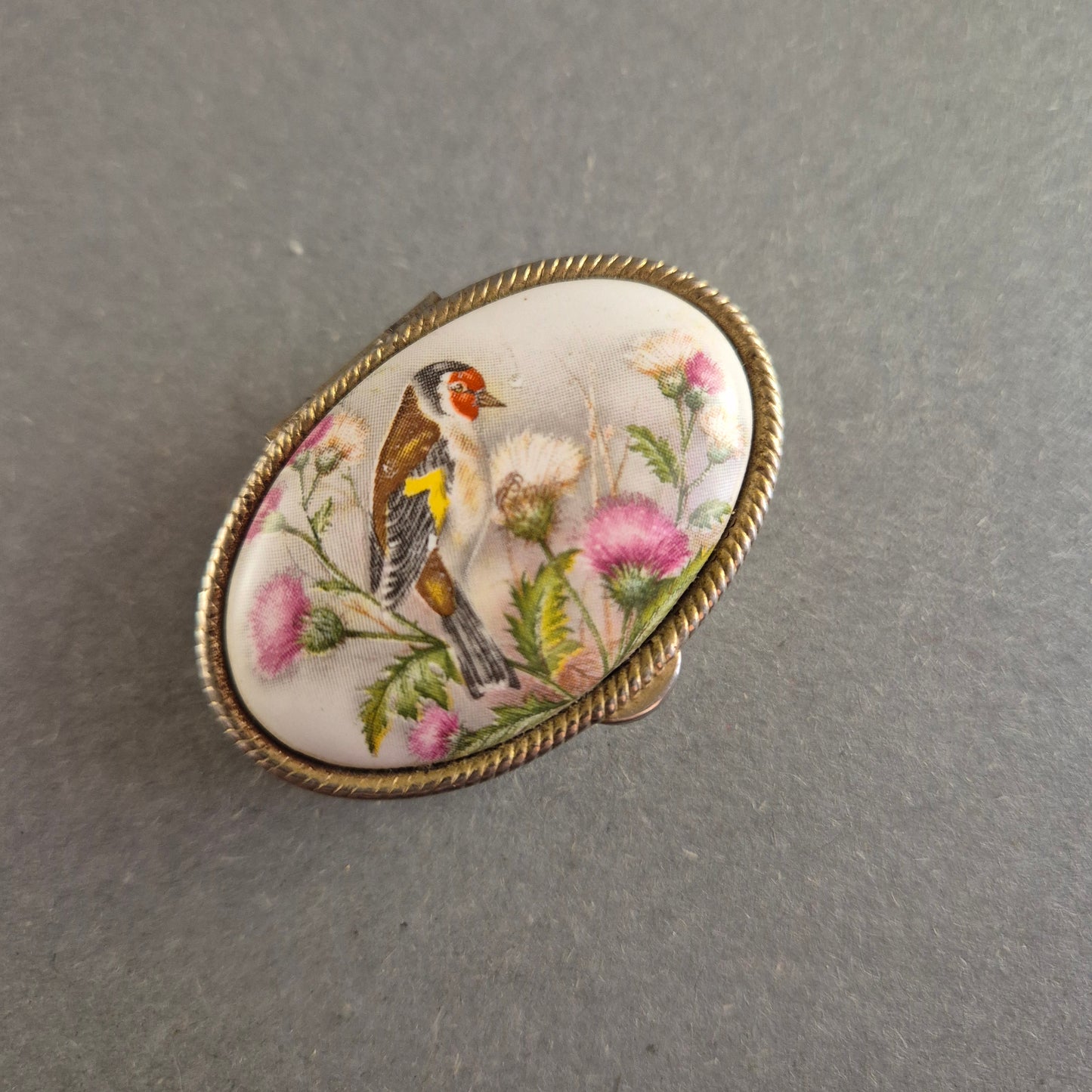 Antike Pillendose – Verspieltes Design mit Vogelmotiv