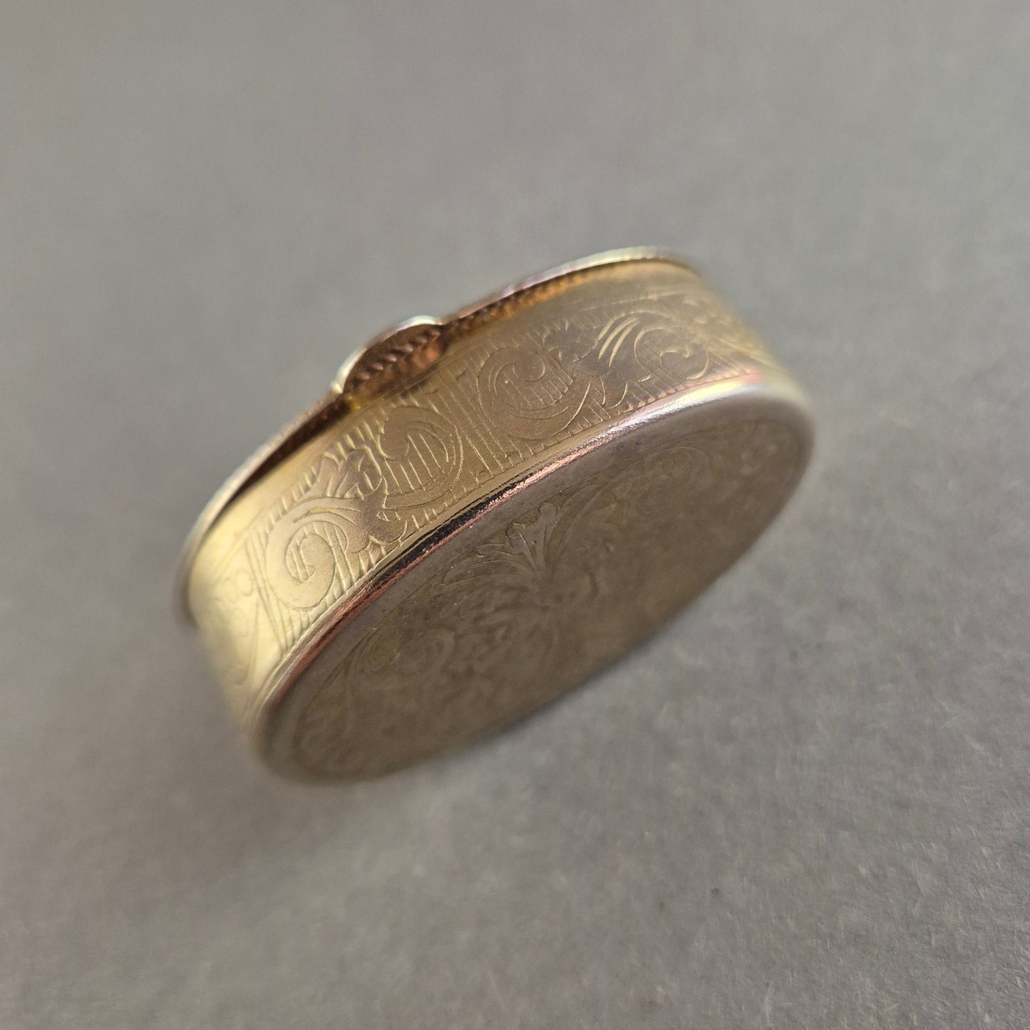 Antike Pillendose – Verspieltes Design mit Vogelmotiv