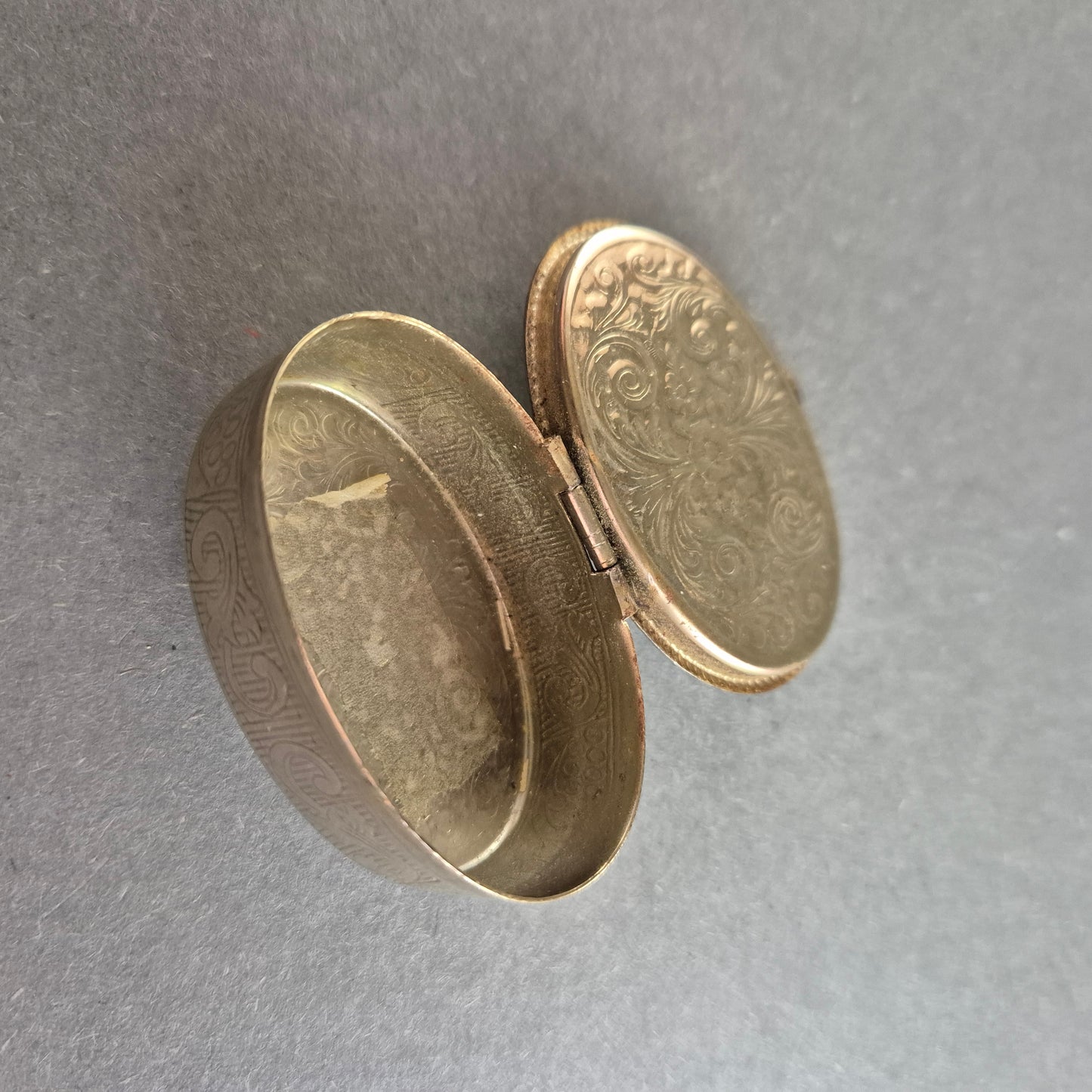 Antike Pillendose – Verspieltes Design mit Vogelmotiv