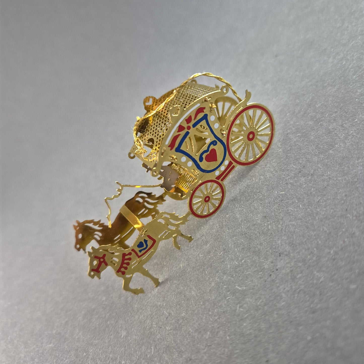 Filigrane Miniatur-Kutsche – Goldfarbene Verzierung mit Pferdegespann