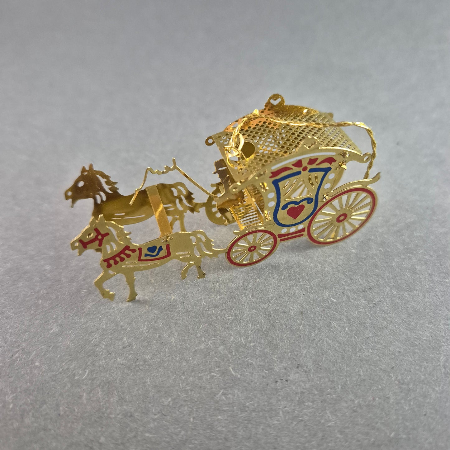 Filigrane Miniatur-Kutsche – Goldfarbene Verzierung mit Pferdegespann
