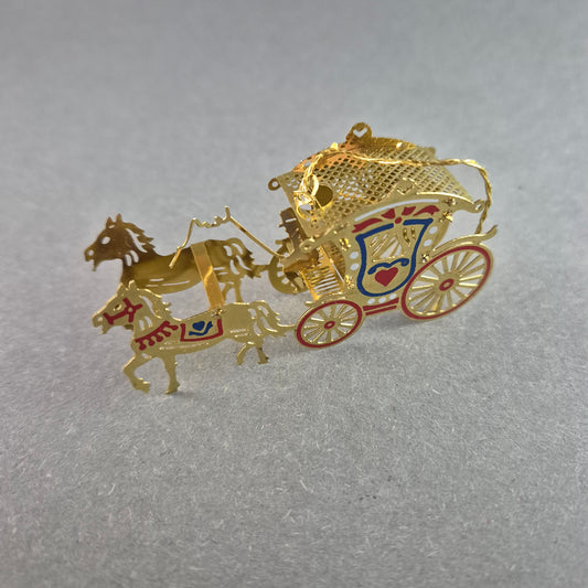 Filigrane Miniatur-Kutsche – Goldfarbene Verzierung mit Pferdegespann