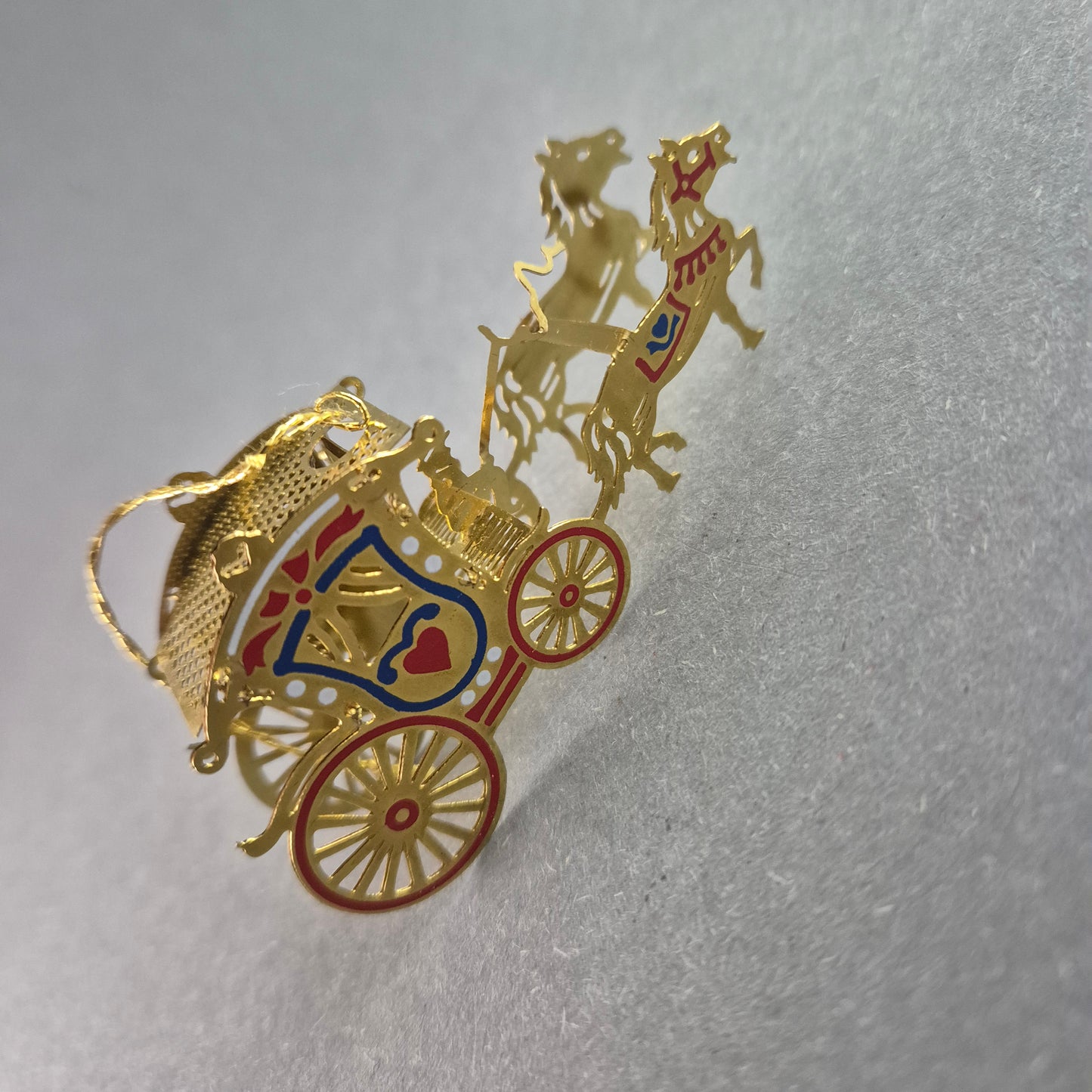 Filigrane Miniatur-Kutsche – Goldfarbene Verzierung mit Pferdegespann