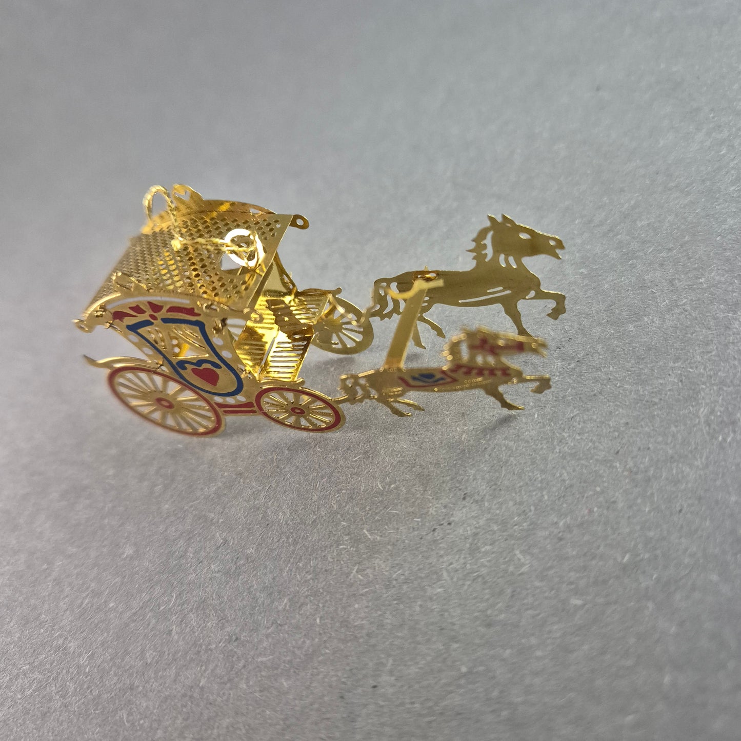 Filigrane Miniatur-Kutsche – Goldfarbene Verzierung mit Pferdegespann