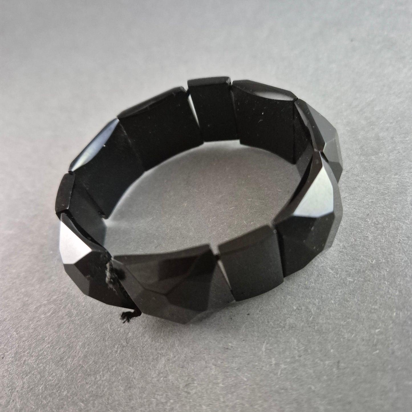 Schwarzes Vintage-Armband – Facettierte Optik mit Stretchband