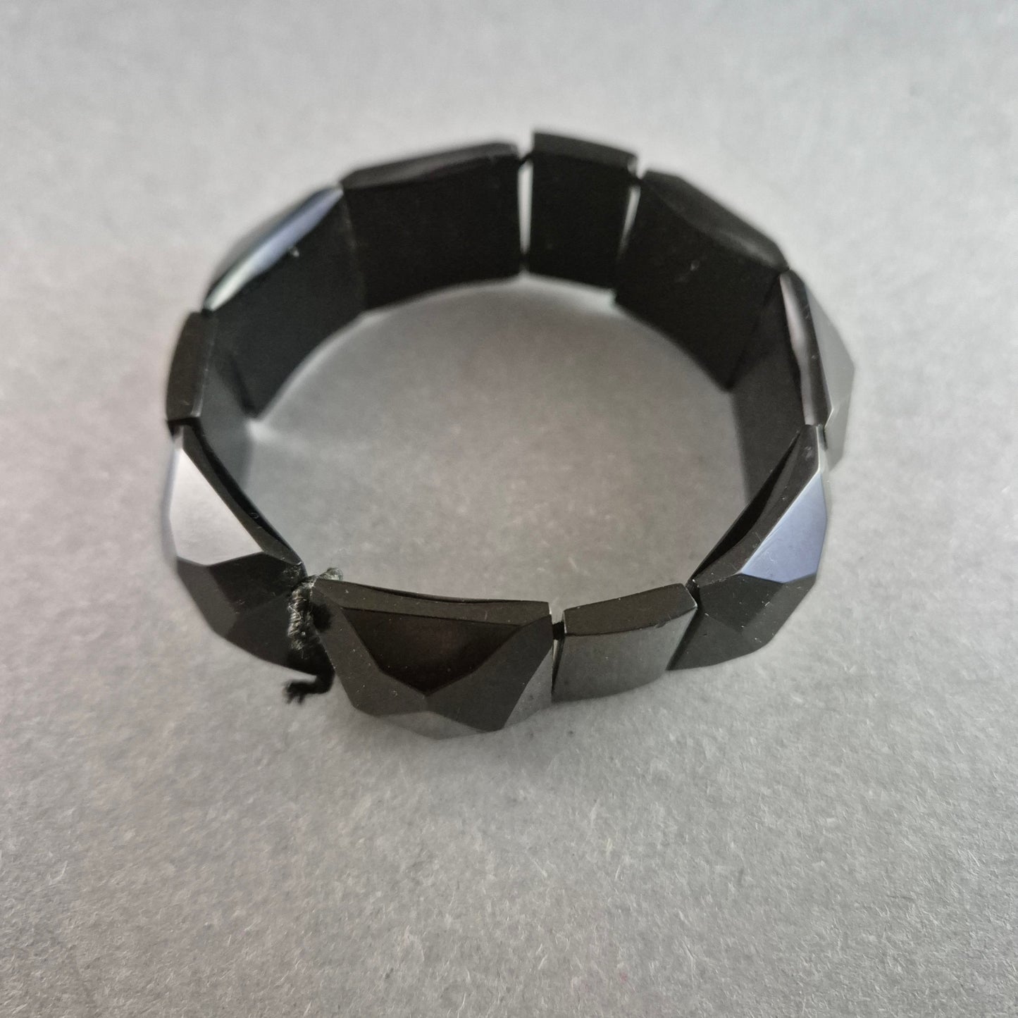 Schwarzes Vintage-Armband – Facettierte Optik mit Stretchband