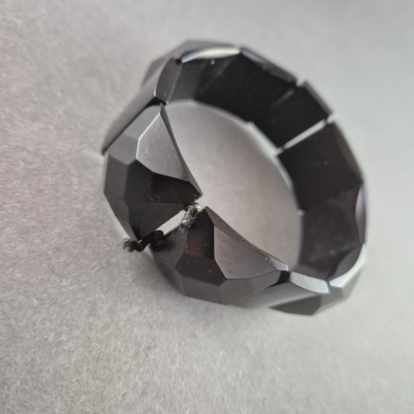 Schwarzes Vintage-Armband – Facettierte Optik mit Stretchband