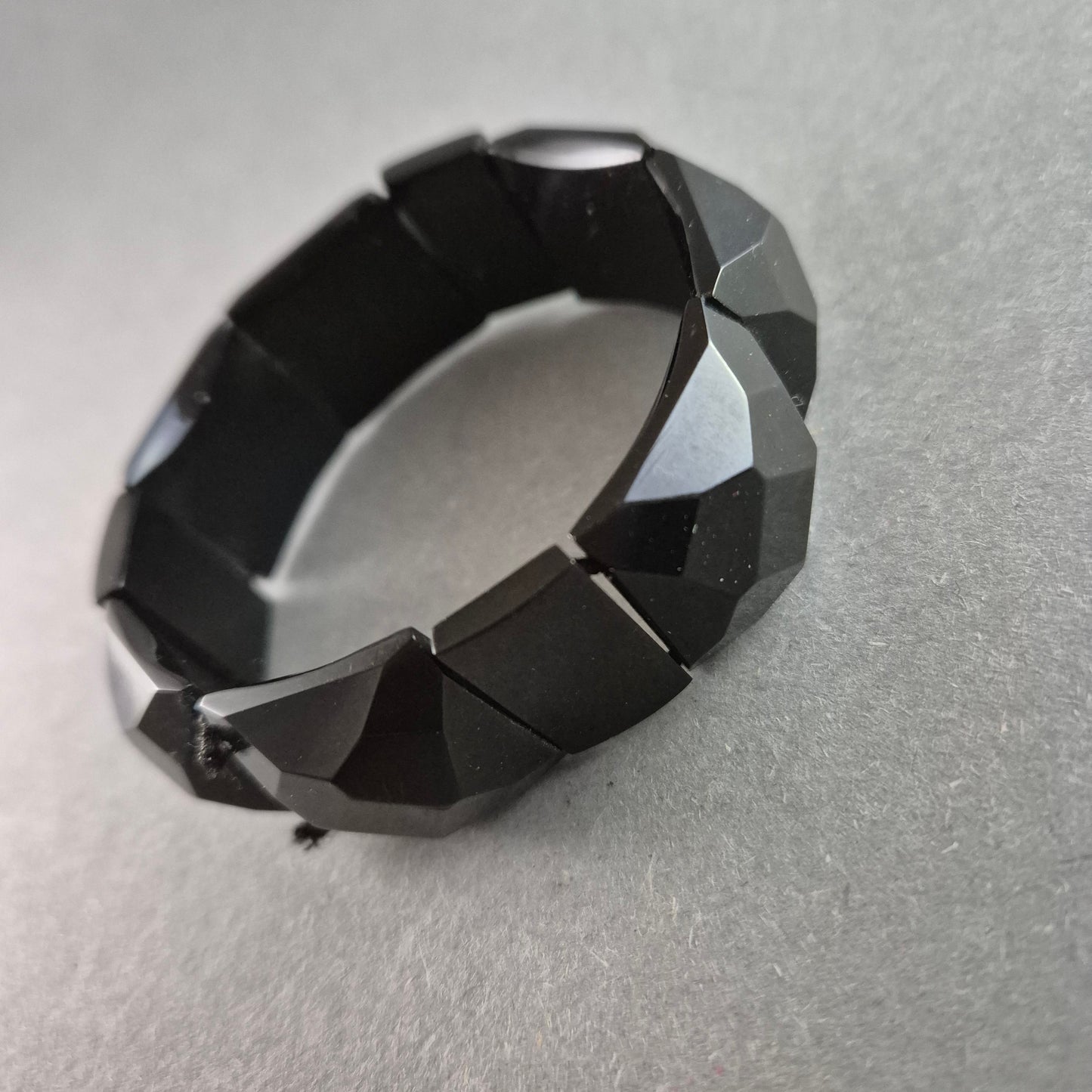 Schwarzes Vintage-Armband – Facettierte Optik mit Stretchband