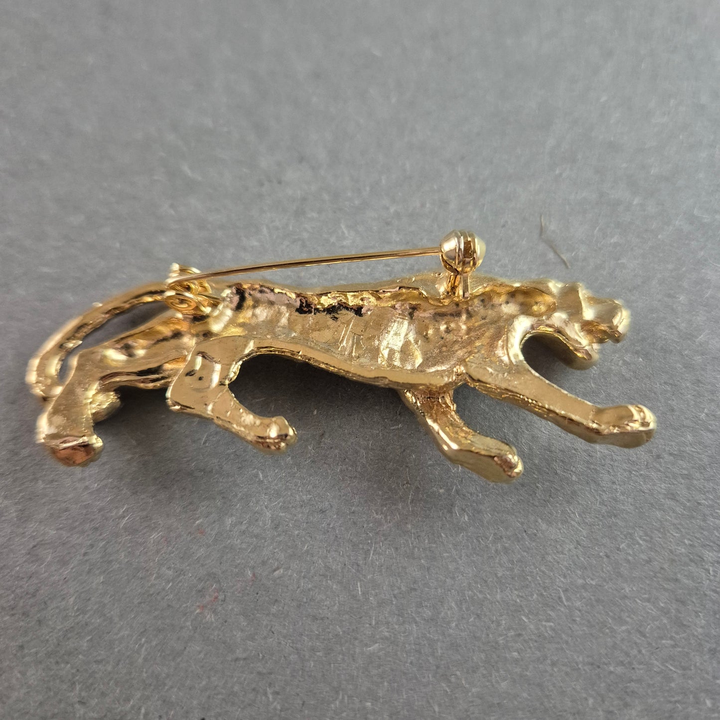 Elegante Panther-Brosche – Goldfarbener Look mit schwarzem Muster