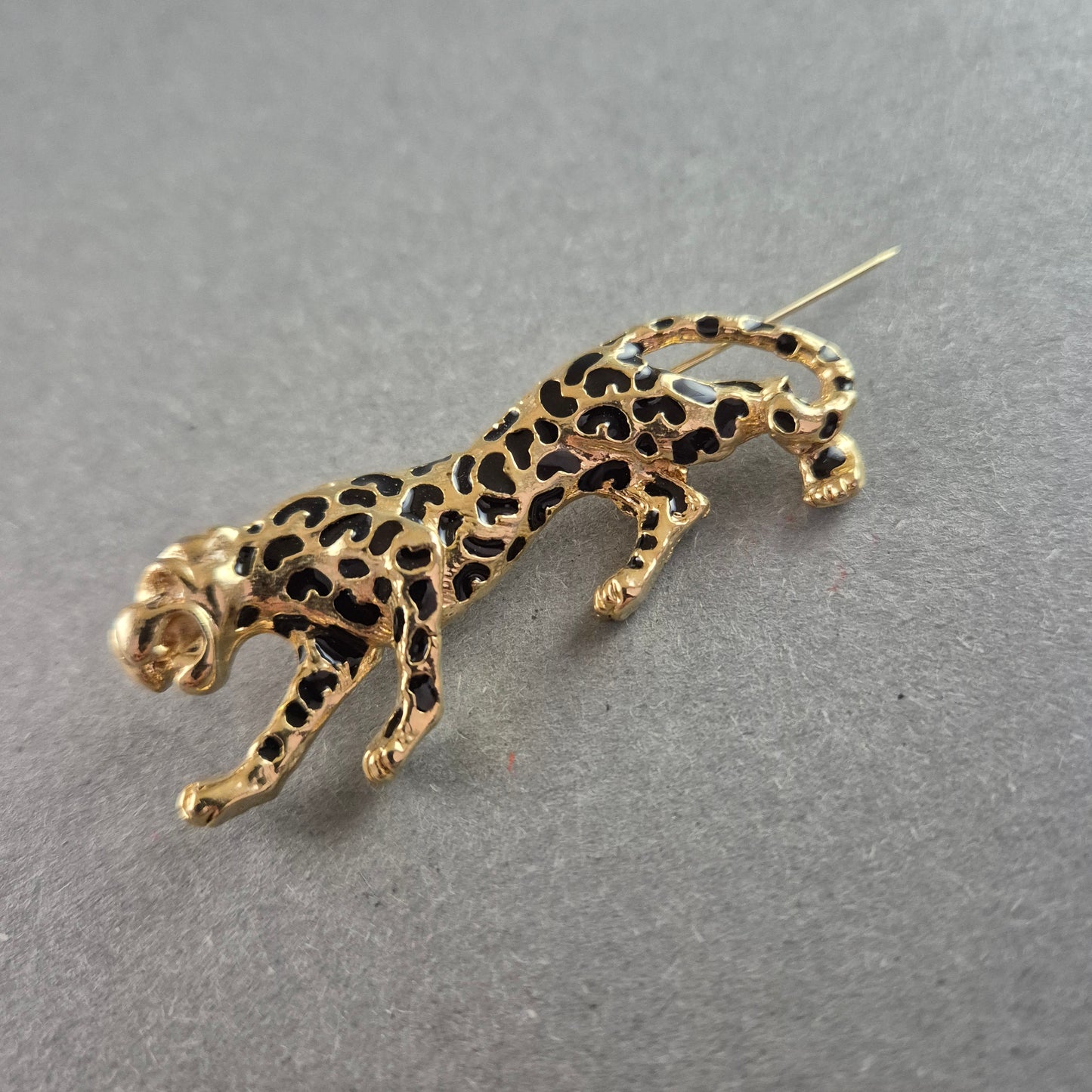 Elegante Panther-Brosche – Goldfarbener Look mit schwarzem Muster