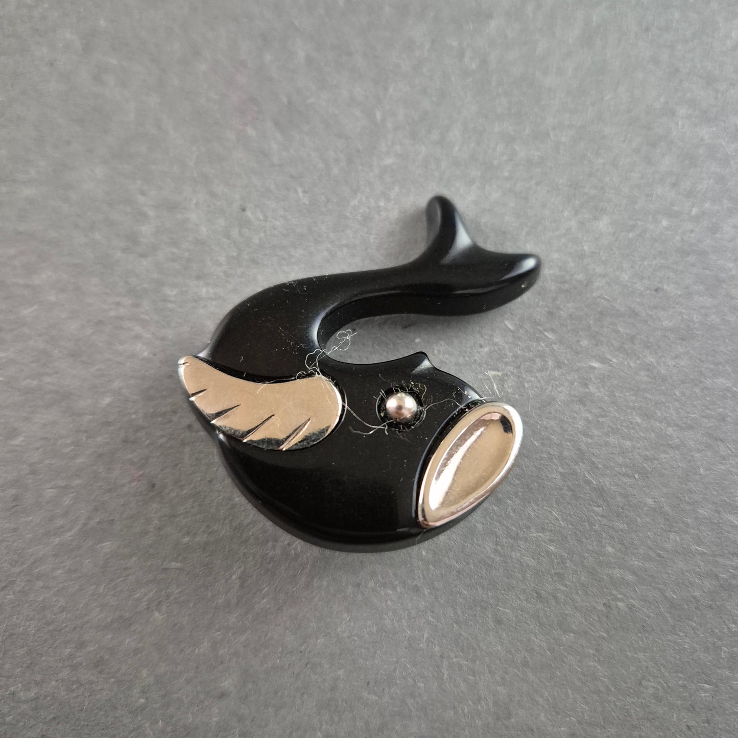 Verspielte Fisch-Brosche – Schwarzes Design mit silbernen Akzenten