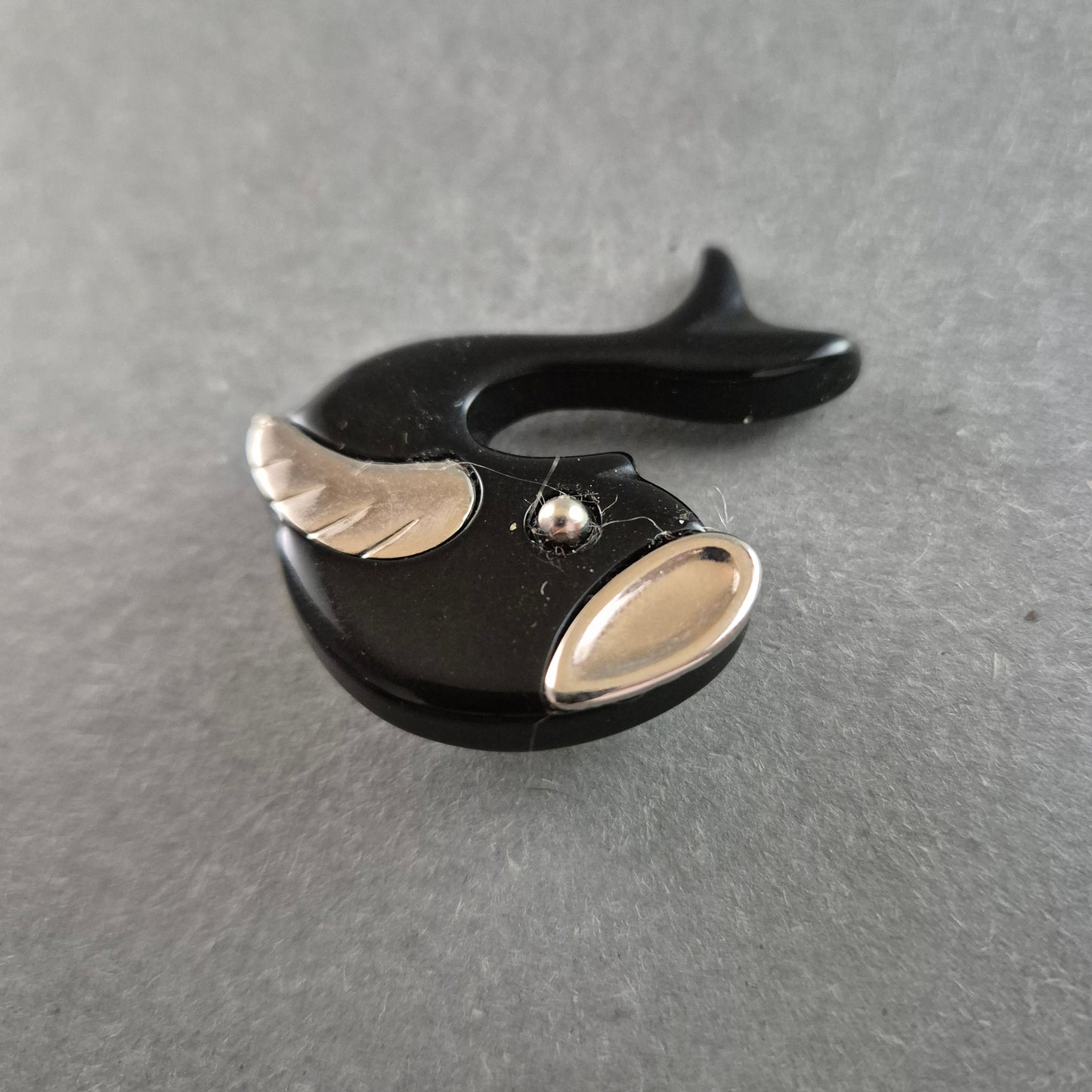 Verspielte Fisch-Brosche – Schwarzes Design mit silbernen Akzenten