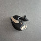 Verspielte Fisch-Brosche – Schwarzes Design mit silbernen Akzenten