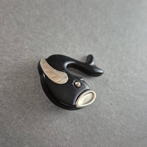 Verspielte Fisch-Brosche – Schwarzes Design mit silbernen Akzenten