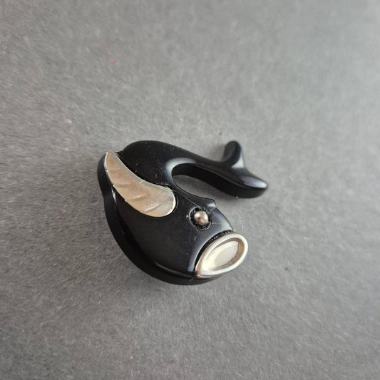 Verspielte Fisch-Brosche – Schwarzes Design mit silbernen Akzenten