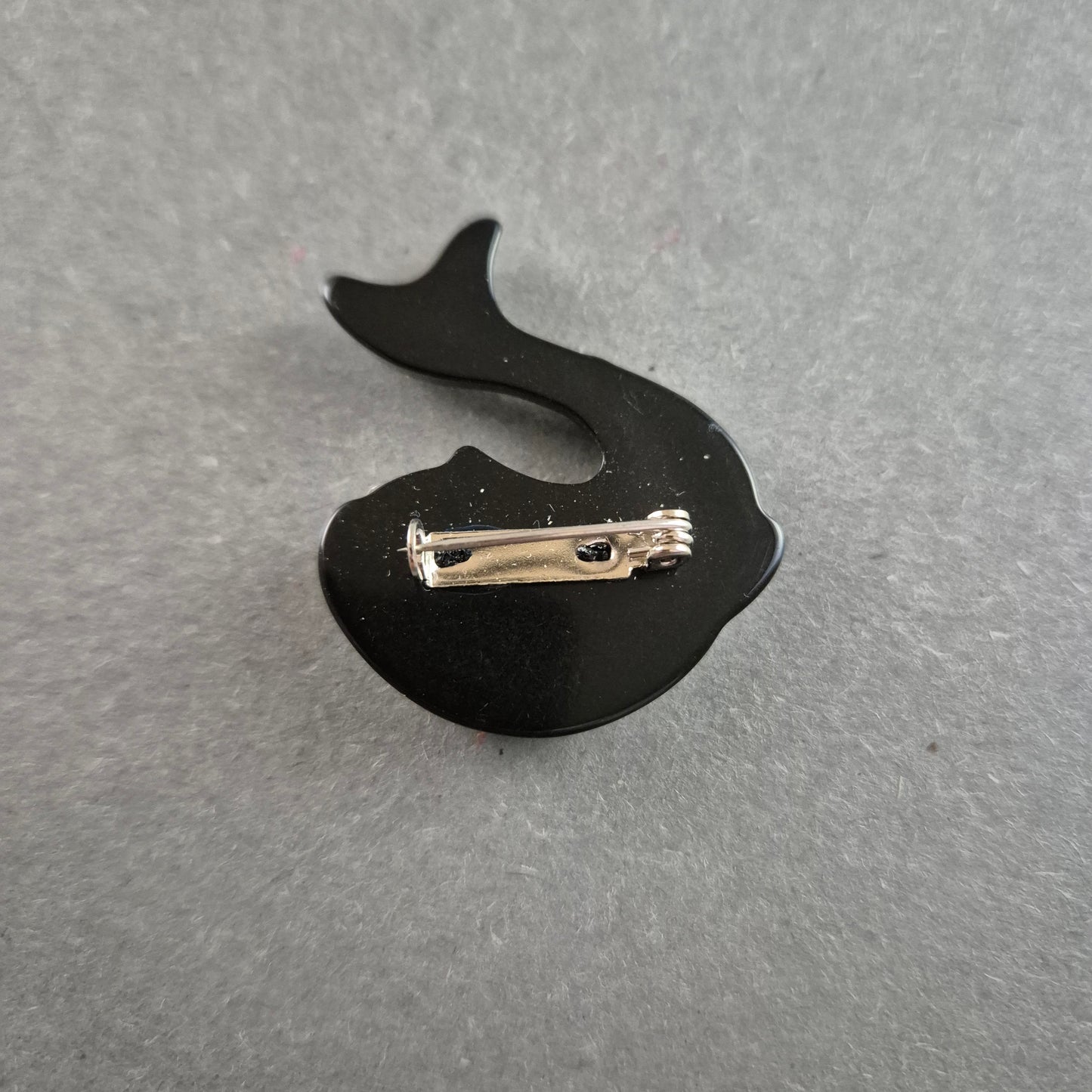 Verspielte Fisch-Brosche – Schwarzes Design mit silbernen Akzenten