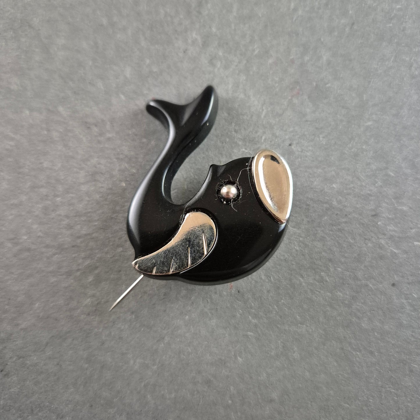 Verspielte Fisch-Brosche – Schwarzes Design mit silbernen Akzenten