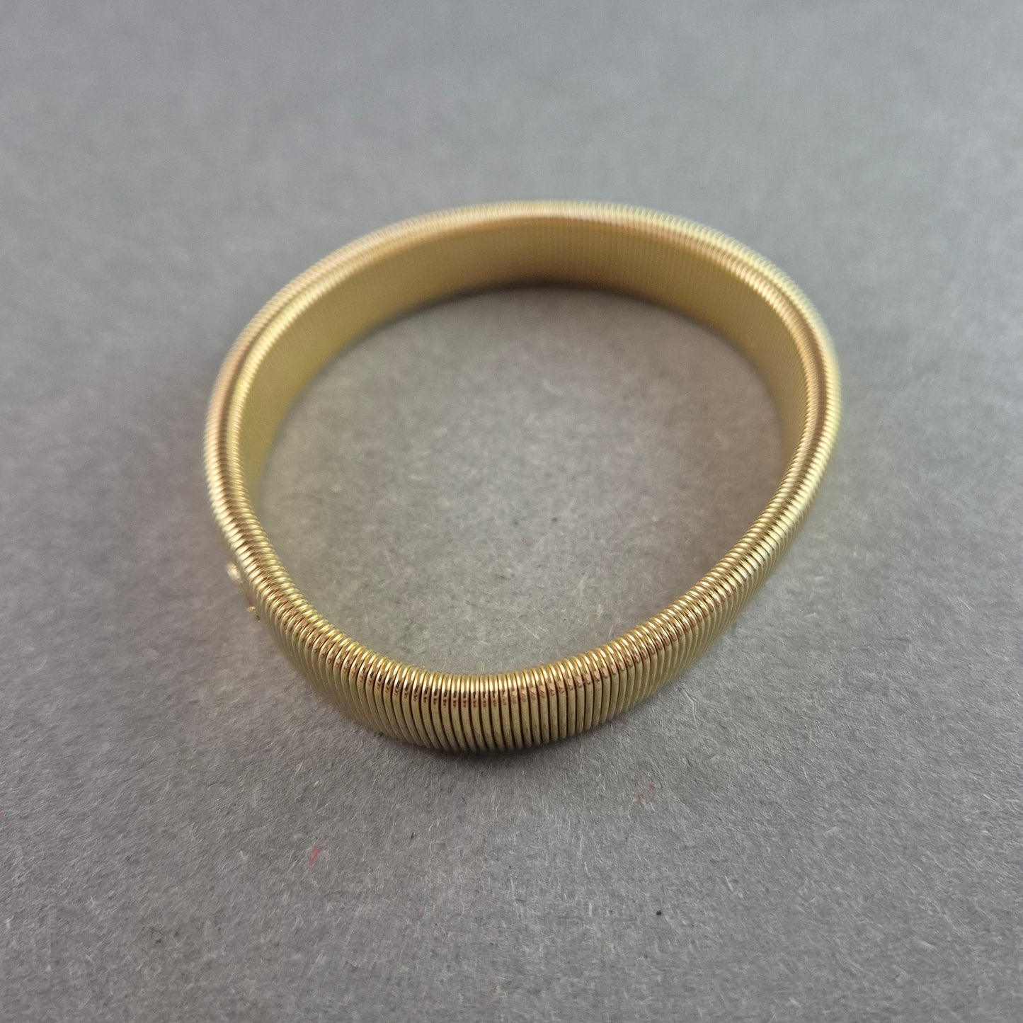 Vintage Flex-Armband – Goldfarbene Spiraloptik