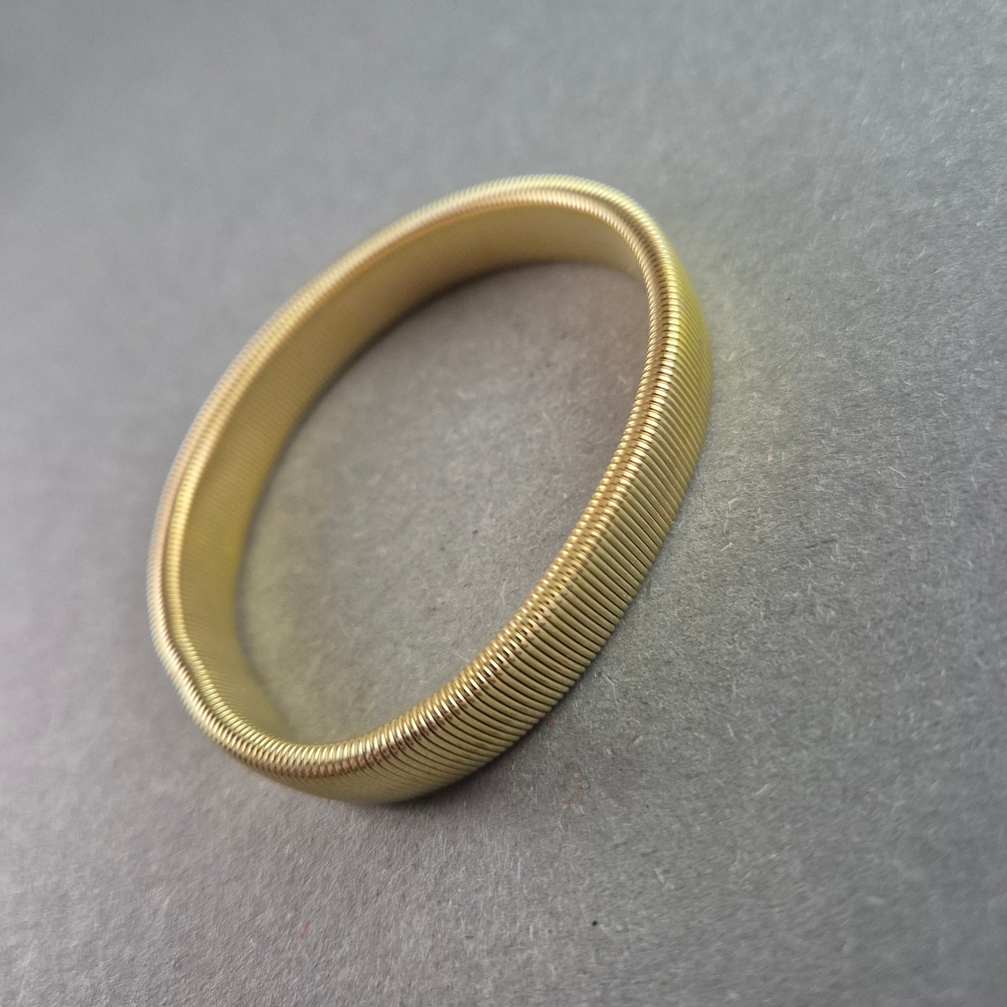 Vintage Flex-Armband – Goldfarbene Spiraloptik