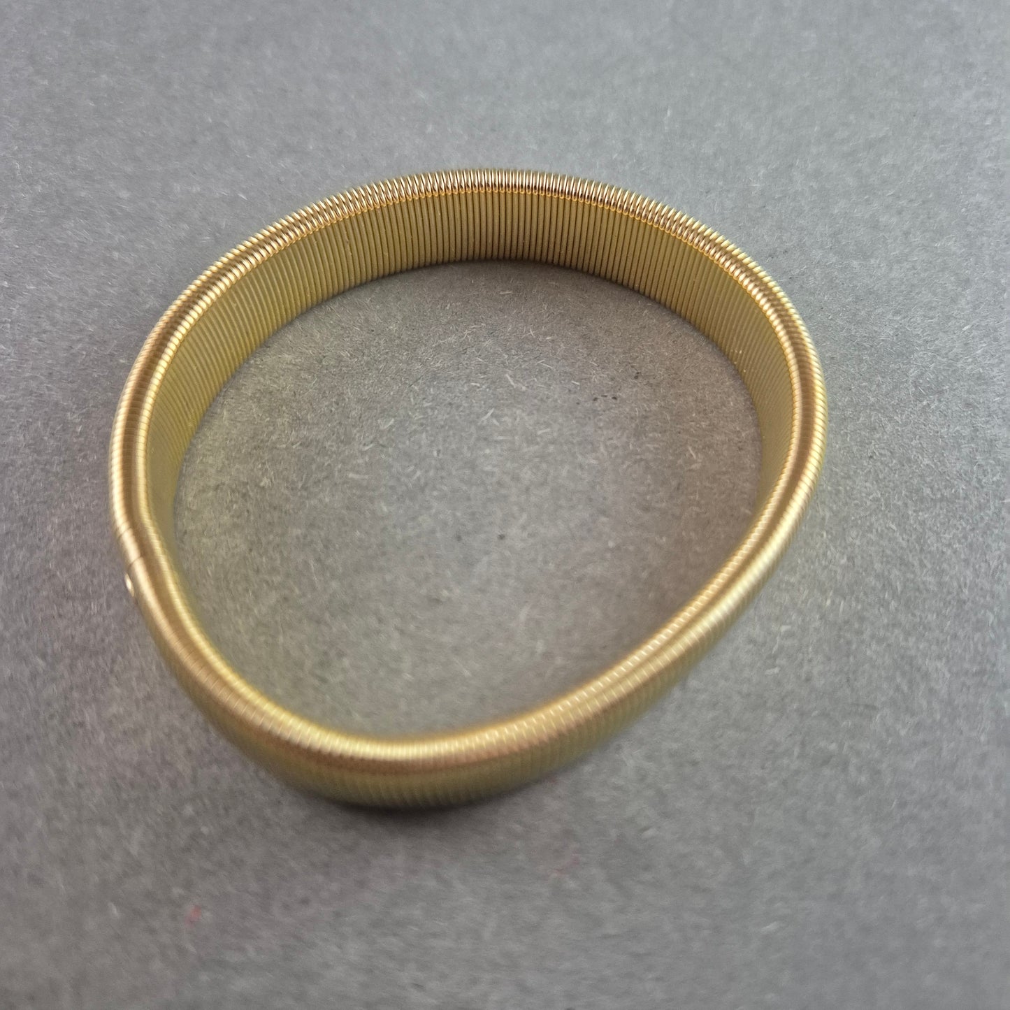 Vintage Flex-Armband – Goldfarbene Spiraloptik